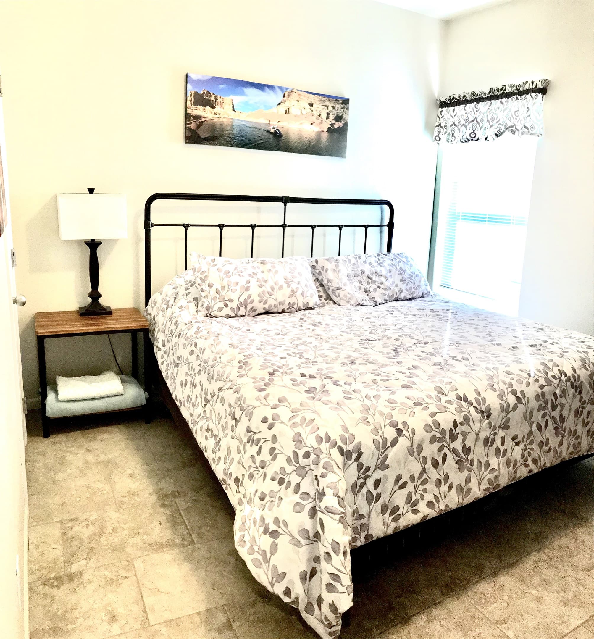 2nd bedroom with king sized bed