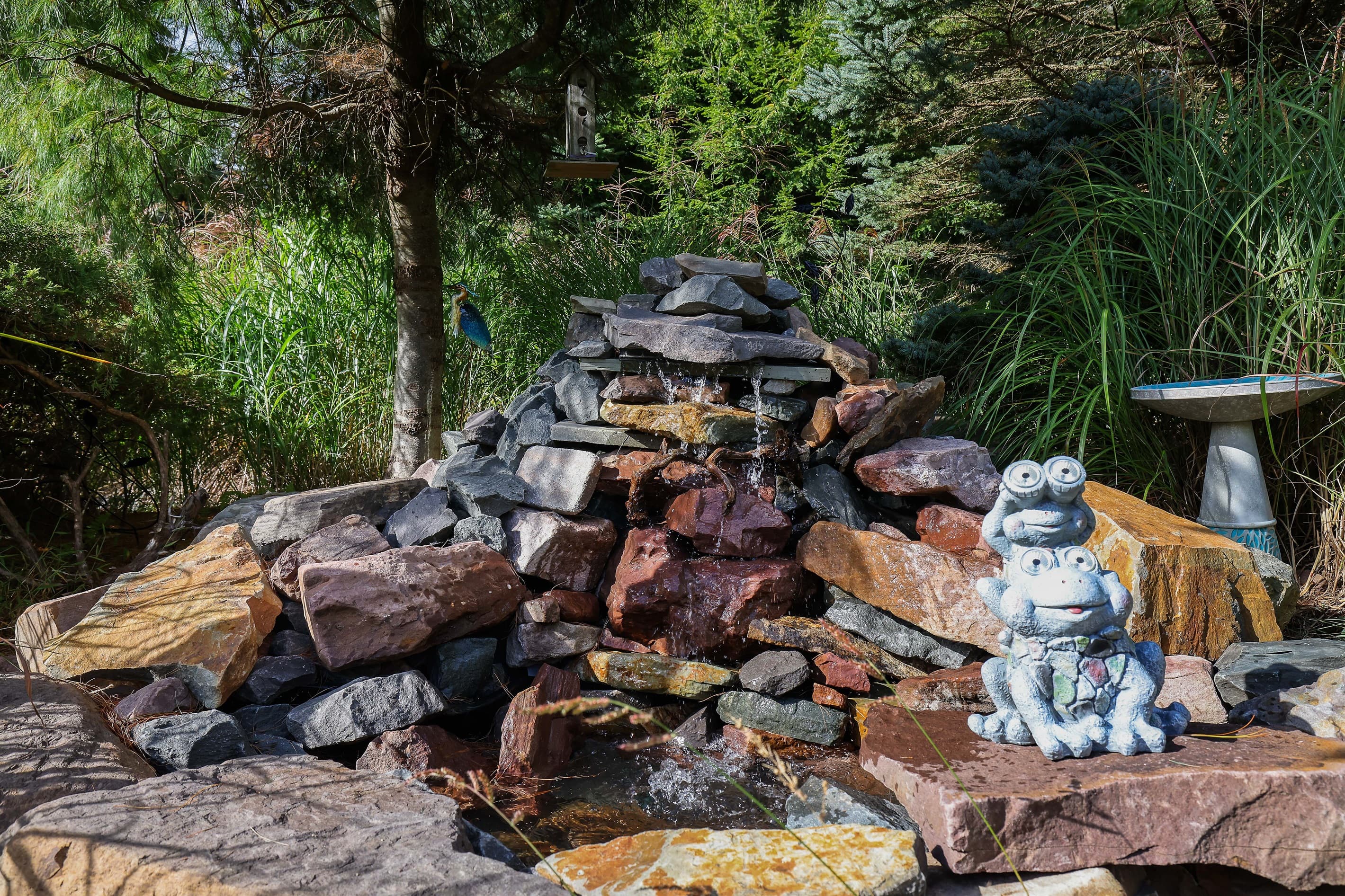 Nature’s soundtrack 🌲💦 Listen to the waterfall and unwind in your private backyard retreat, complete with playful touches.