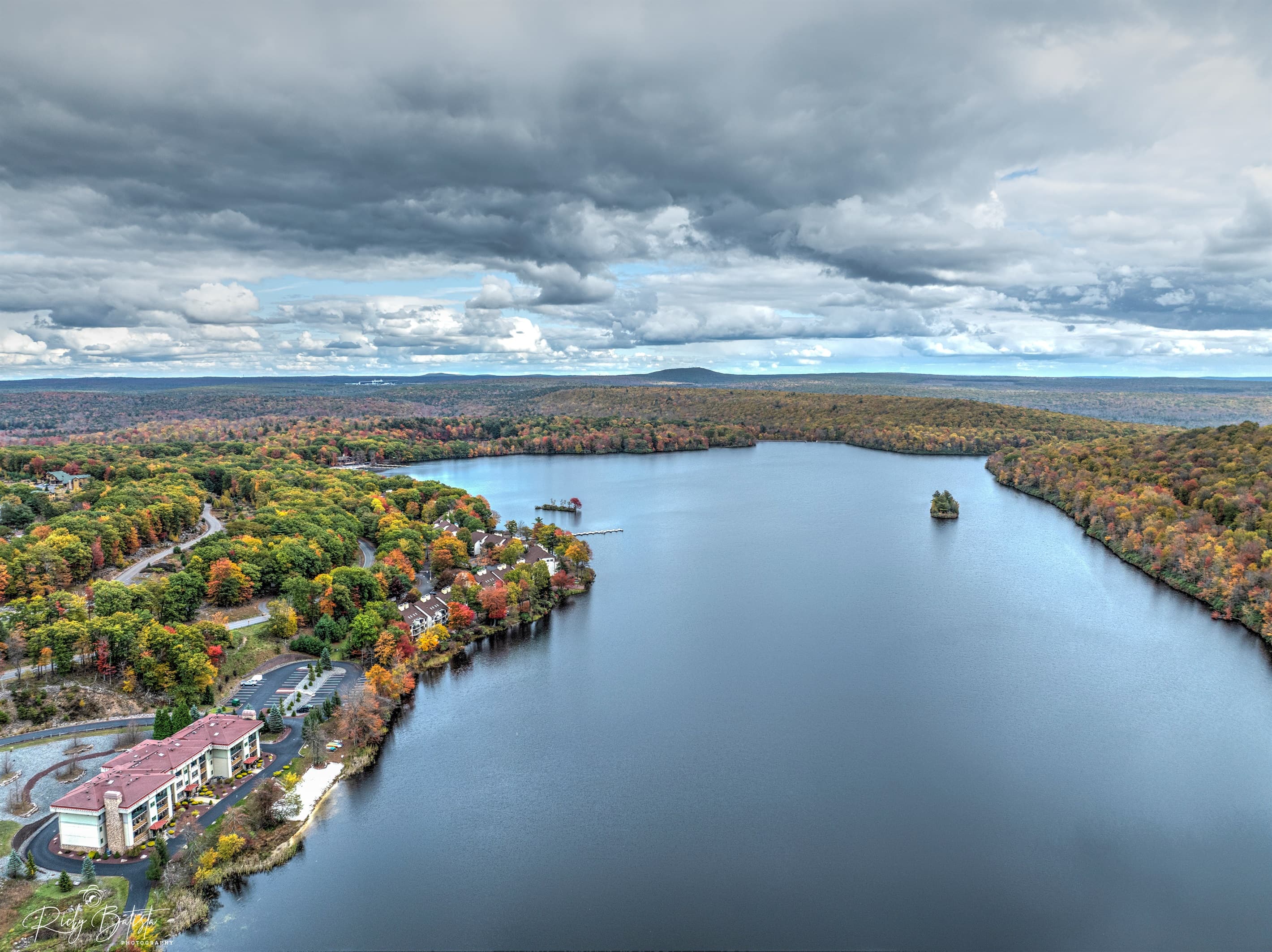 Peaceful waters, endless views 🌲☁️ From sunrise reflections to autumn foliage, the lake sets the scene for pure relaxation.