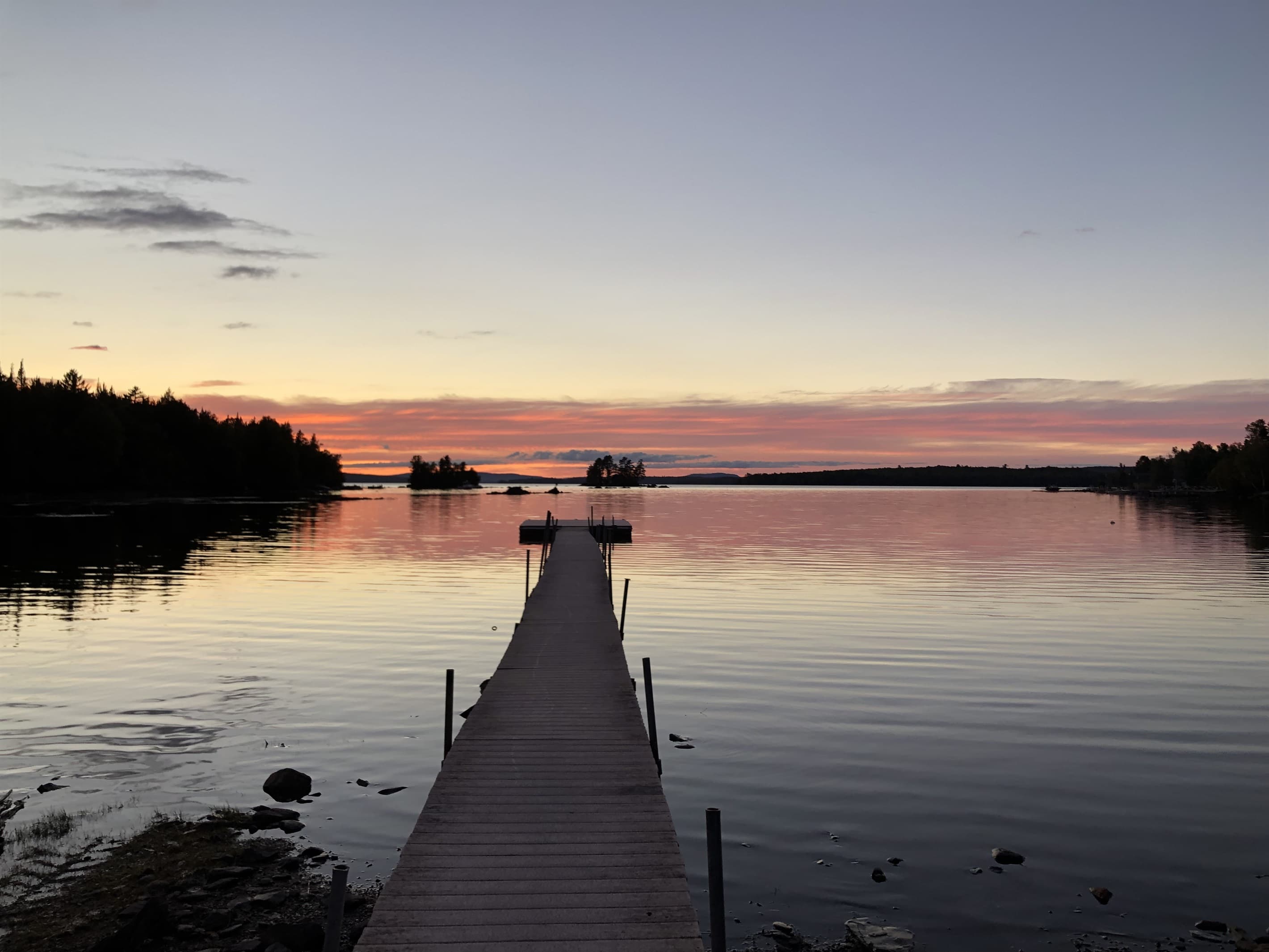 Relax on your private dock with large island at the end of it to sunbathe, swim, fish, or use 2 kayaks and 2 paddle boards to explore the lake. Perfect spot for those memorable sunsets!