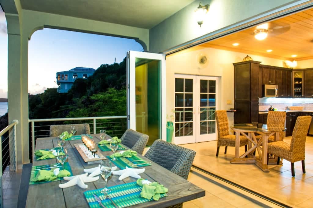 Seamless indoor/outdoor dining