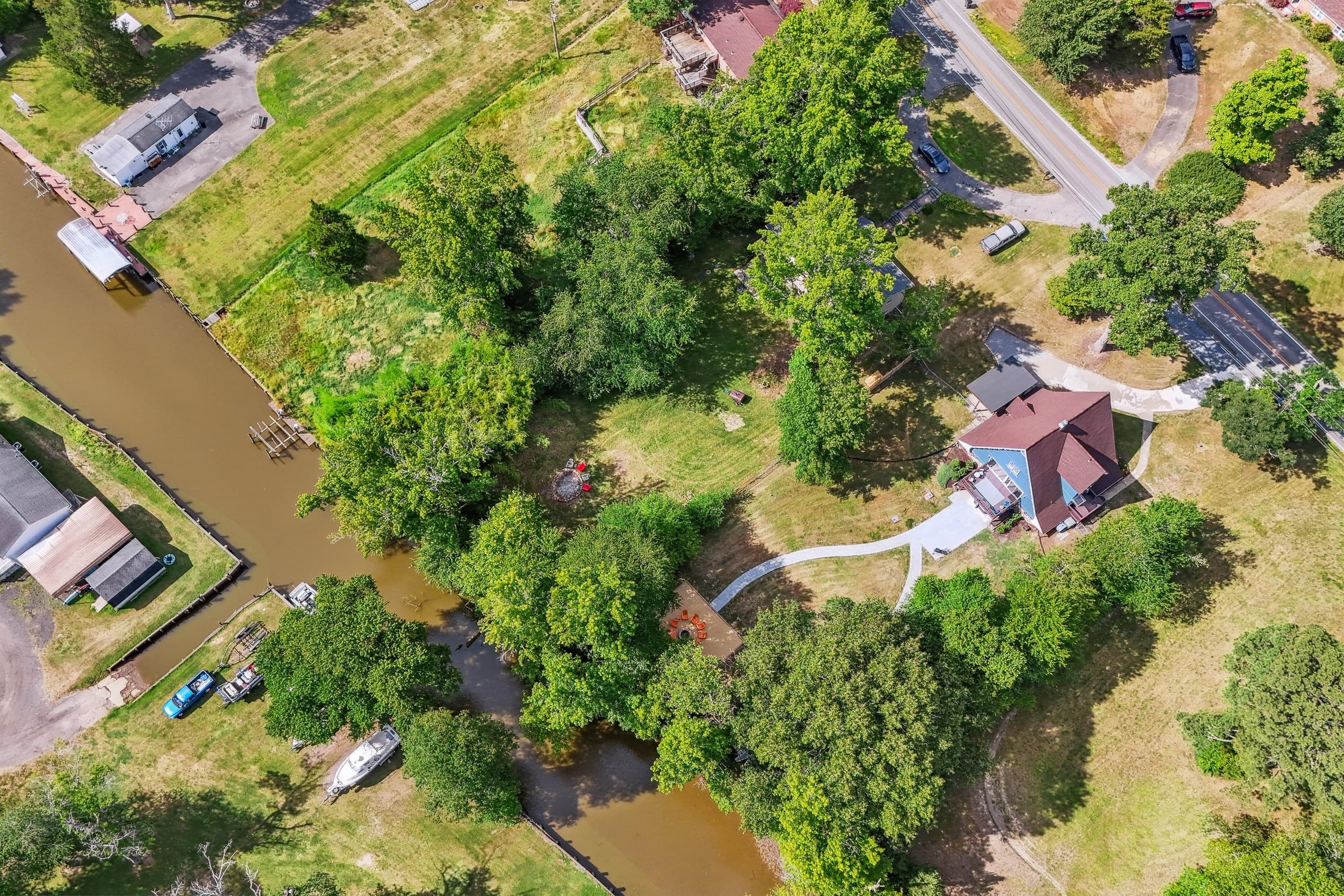 The canal access goes all the way to the Port Tobacco River.