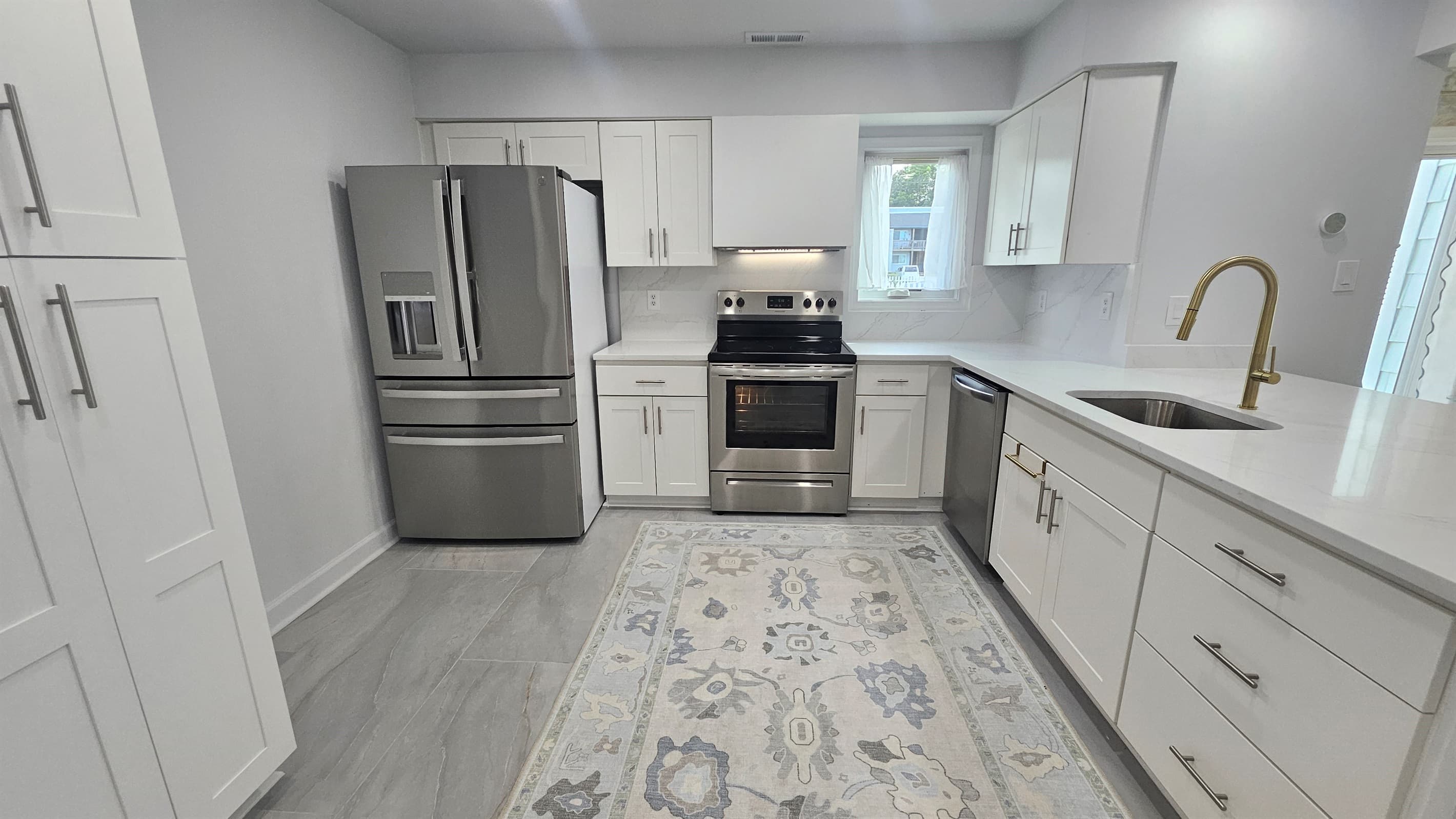 Full Kitchen with Quartz countertops and backsplash