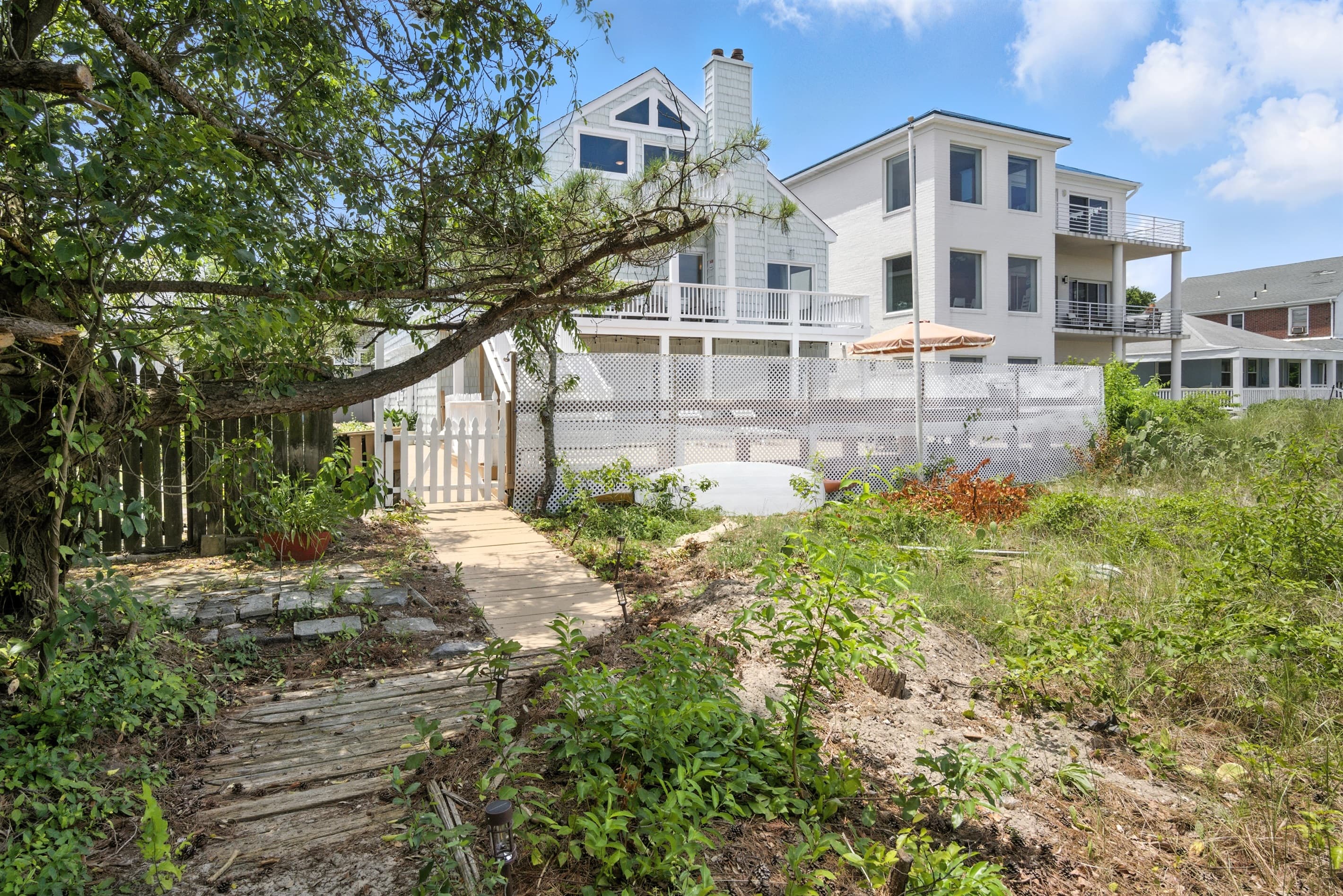 Path from the house to the Beach
