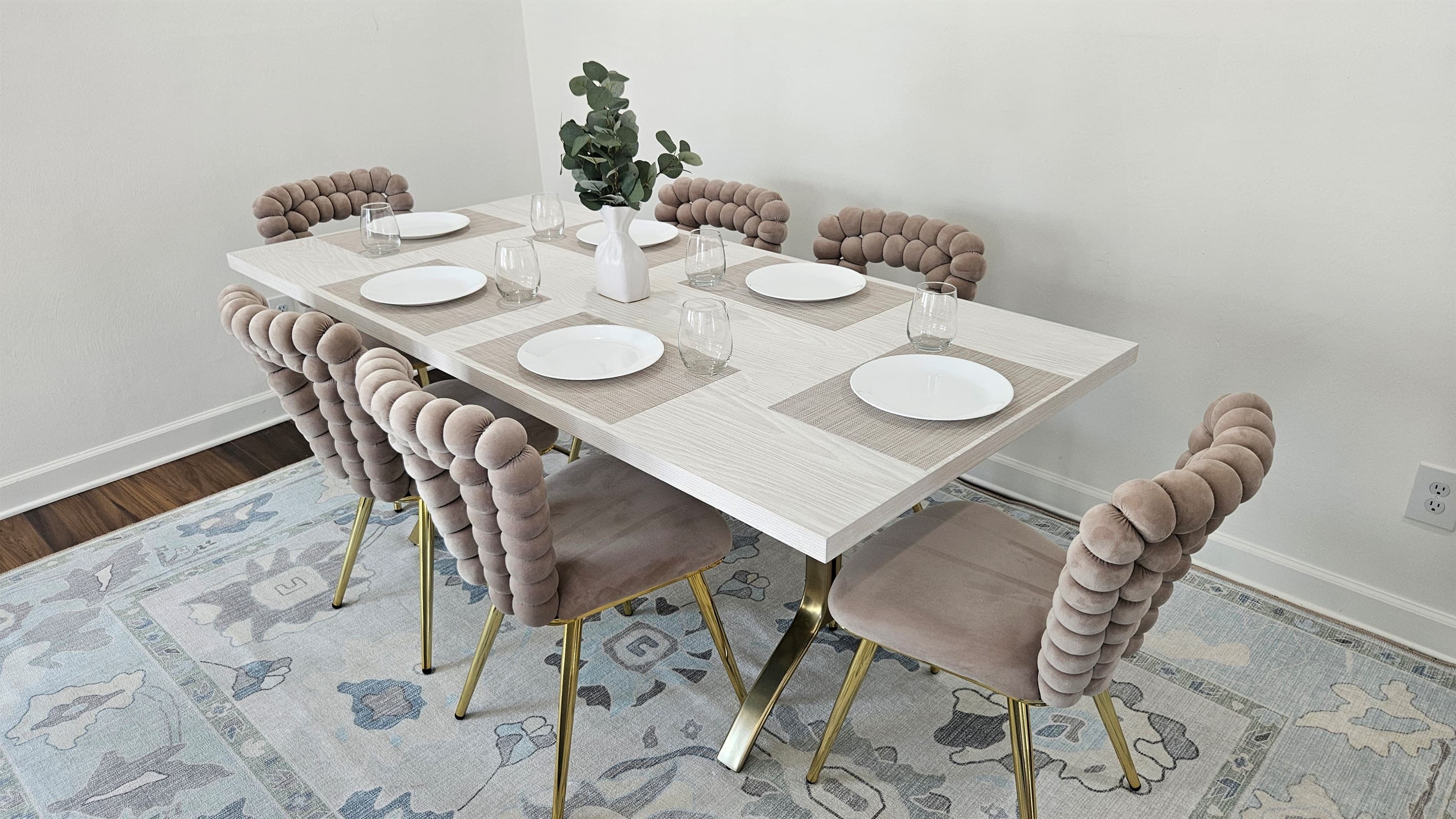 Dining table with 6 seats in Unit B