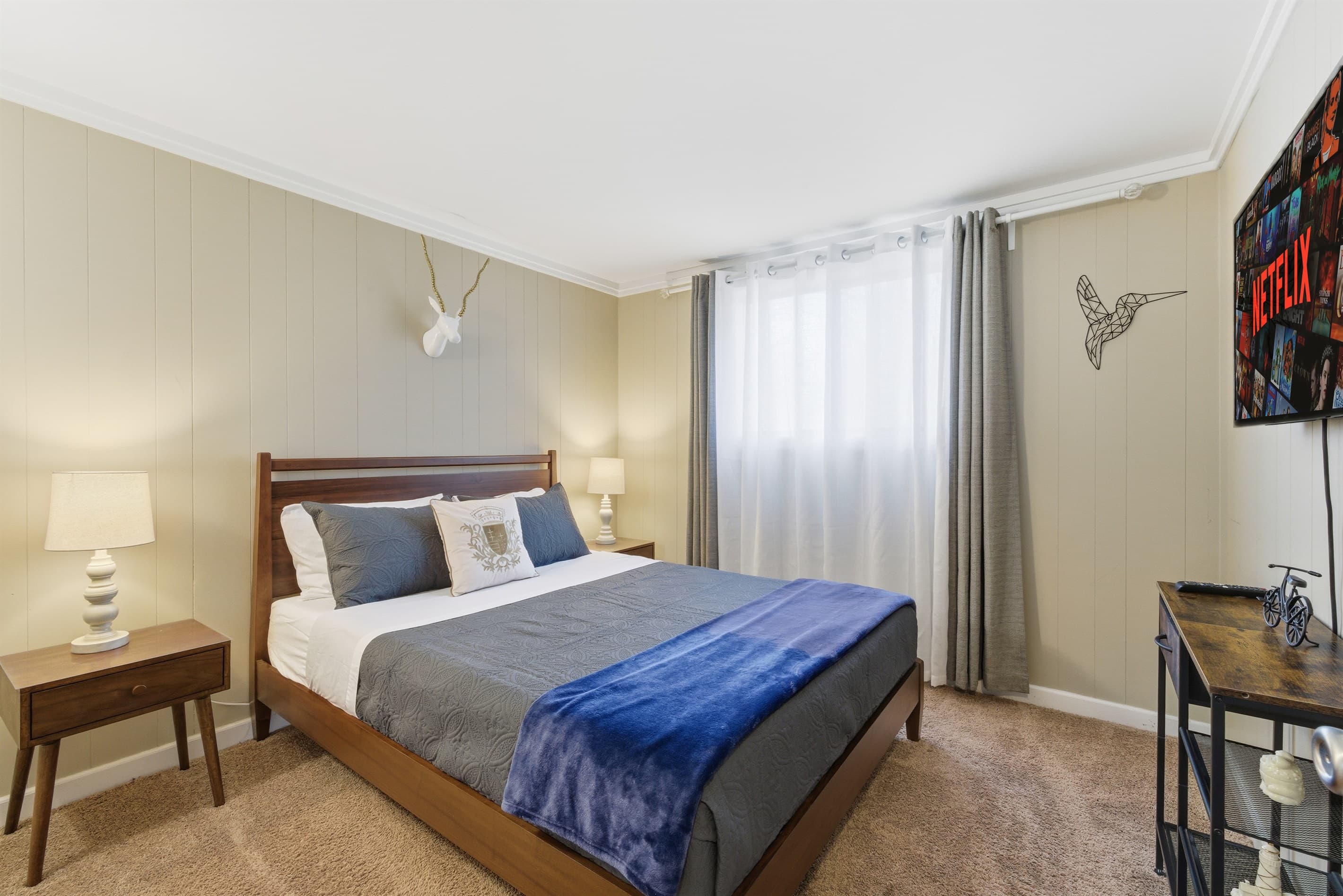 Bedroom 1 with queen size bed, Smart TV - Serhii Chalet Pocono