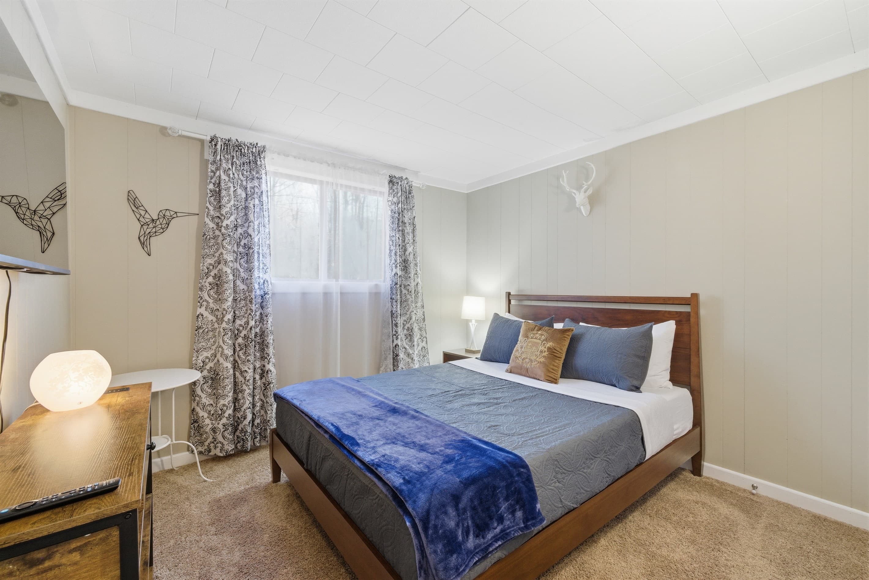 Bedroom 2 with queen size bed, Smart TV - Serhii Chalet Pocono
