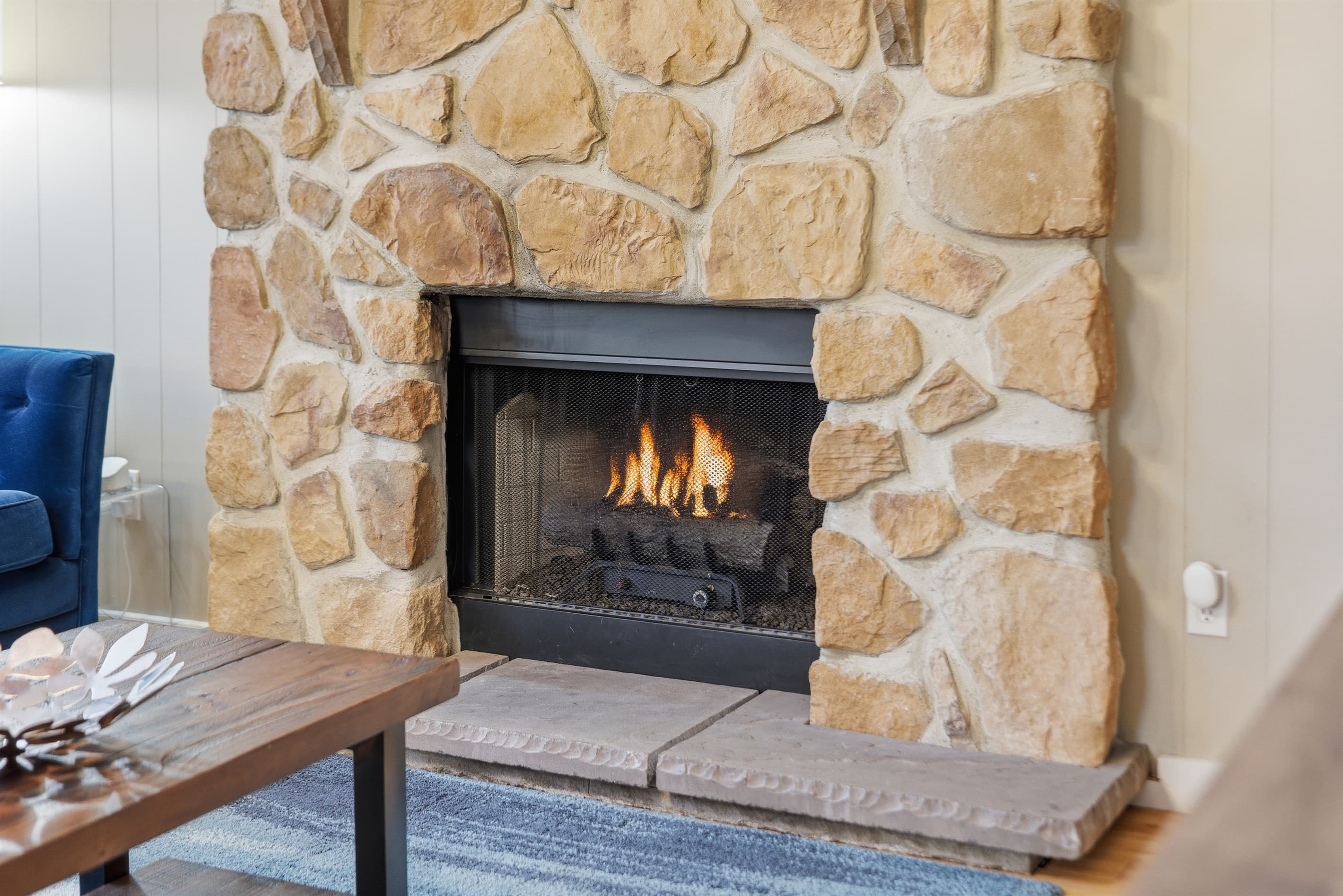 Living room with propane fireplace, Smart TV. Central cool/heat - Serhii Chalet Pocono