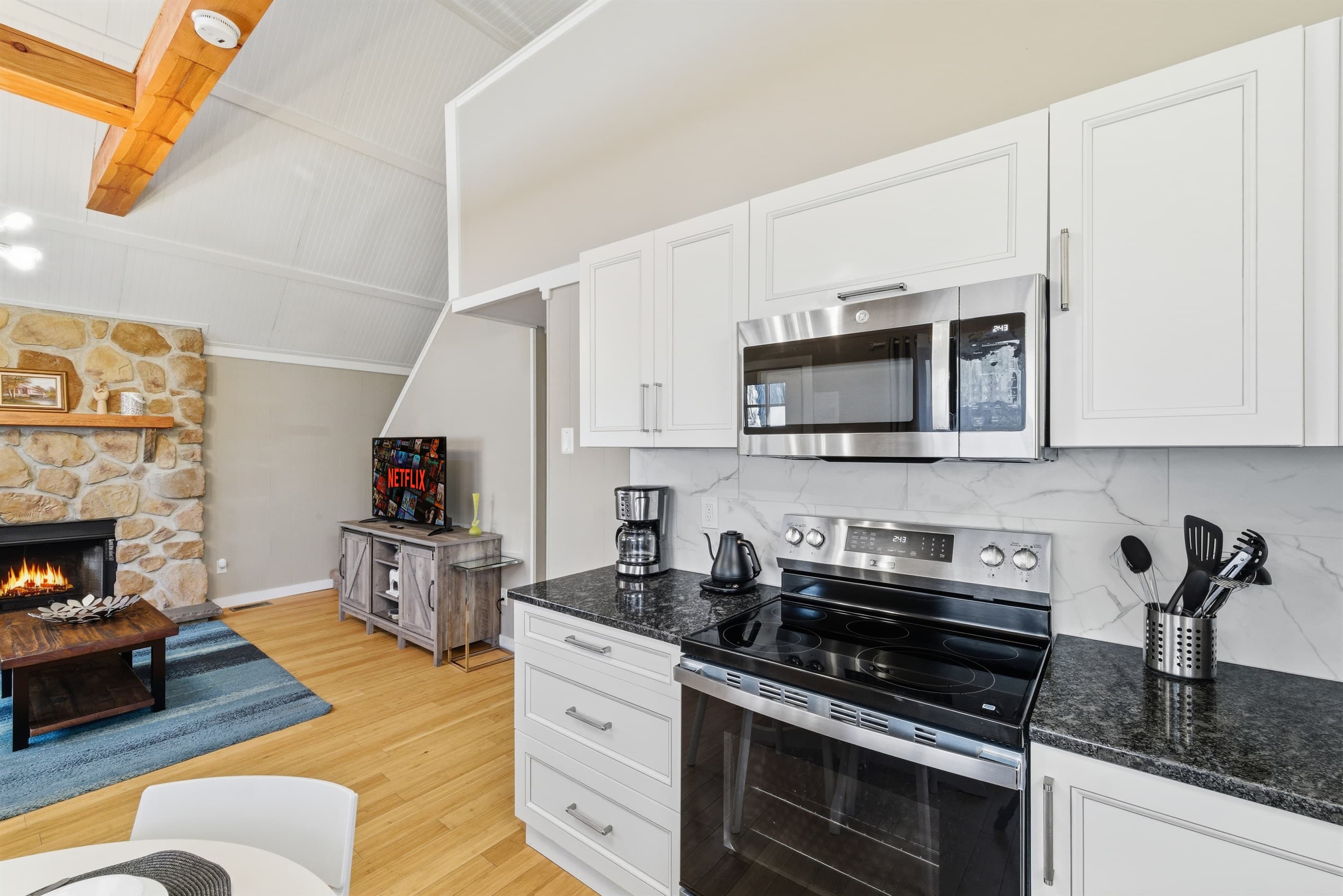 Kitchen with stainless steel appliances. Stove has built in air fryer - Serhii Chalet Pocono
