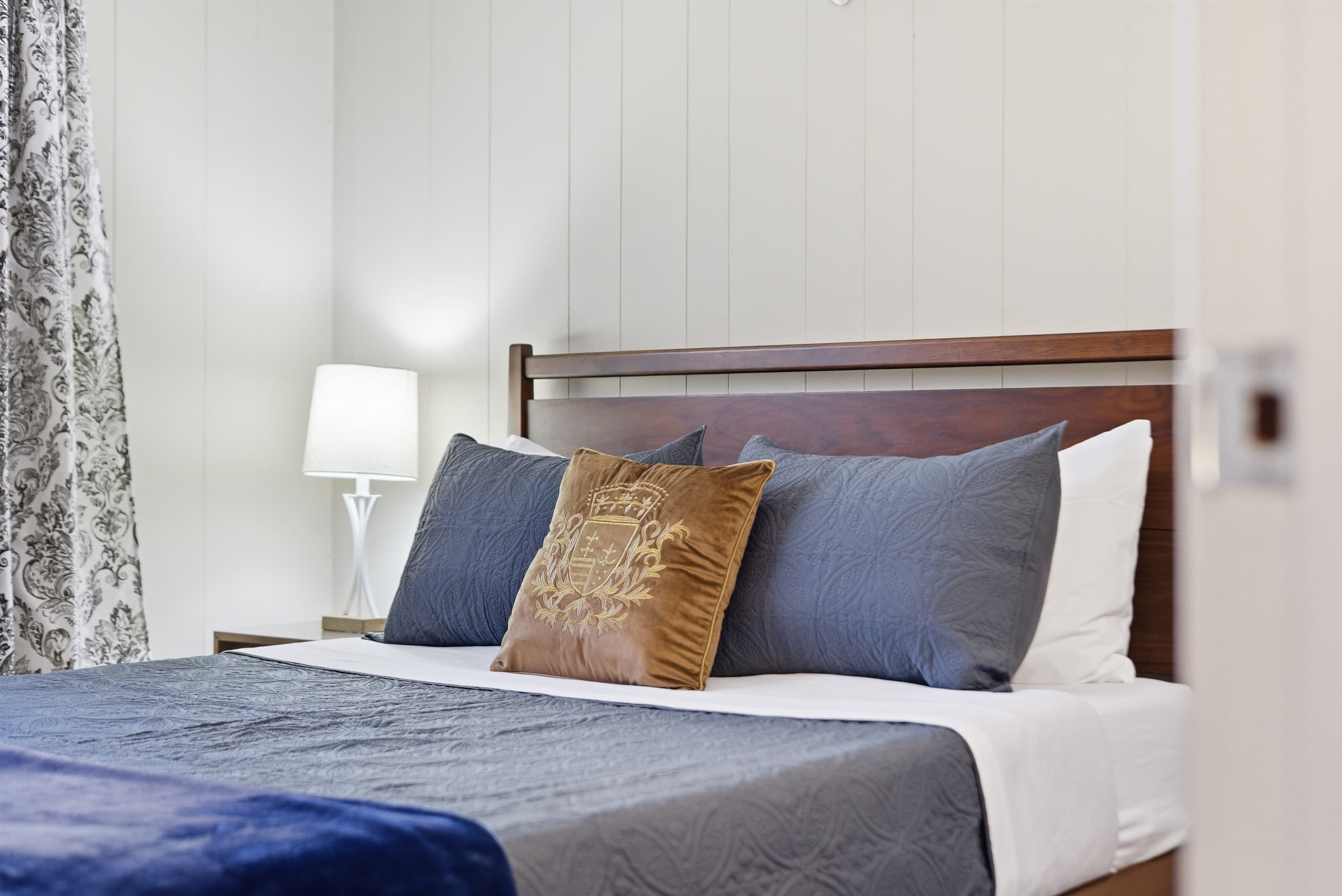 Bedroom 2 with queen size bed, Smart TV - Serhii Chalet Pocono