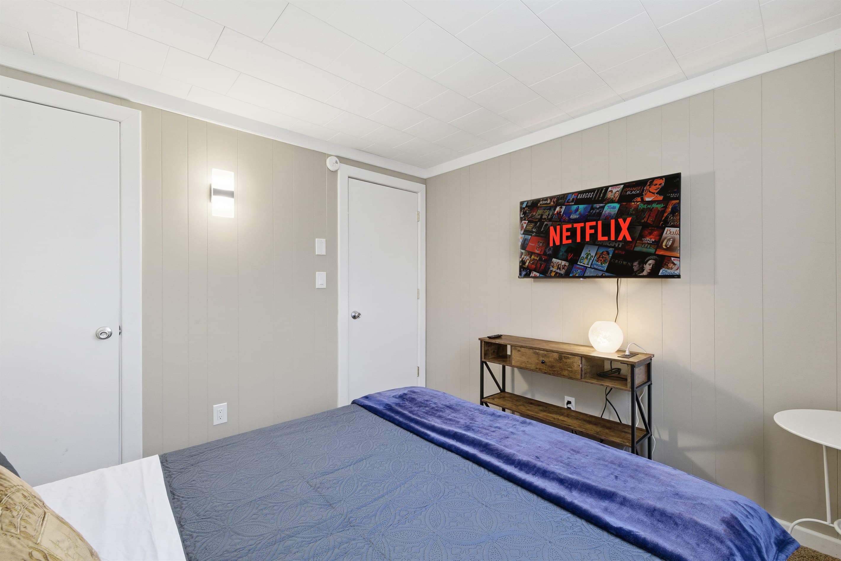 Bedroom 2 with queen size bed, Smart TV - Serhii Chalet Pocono