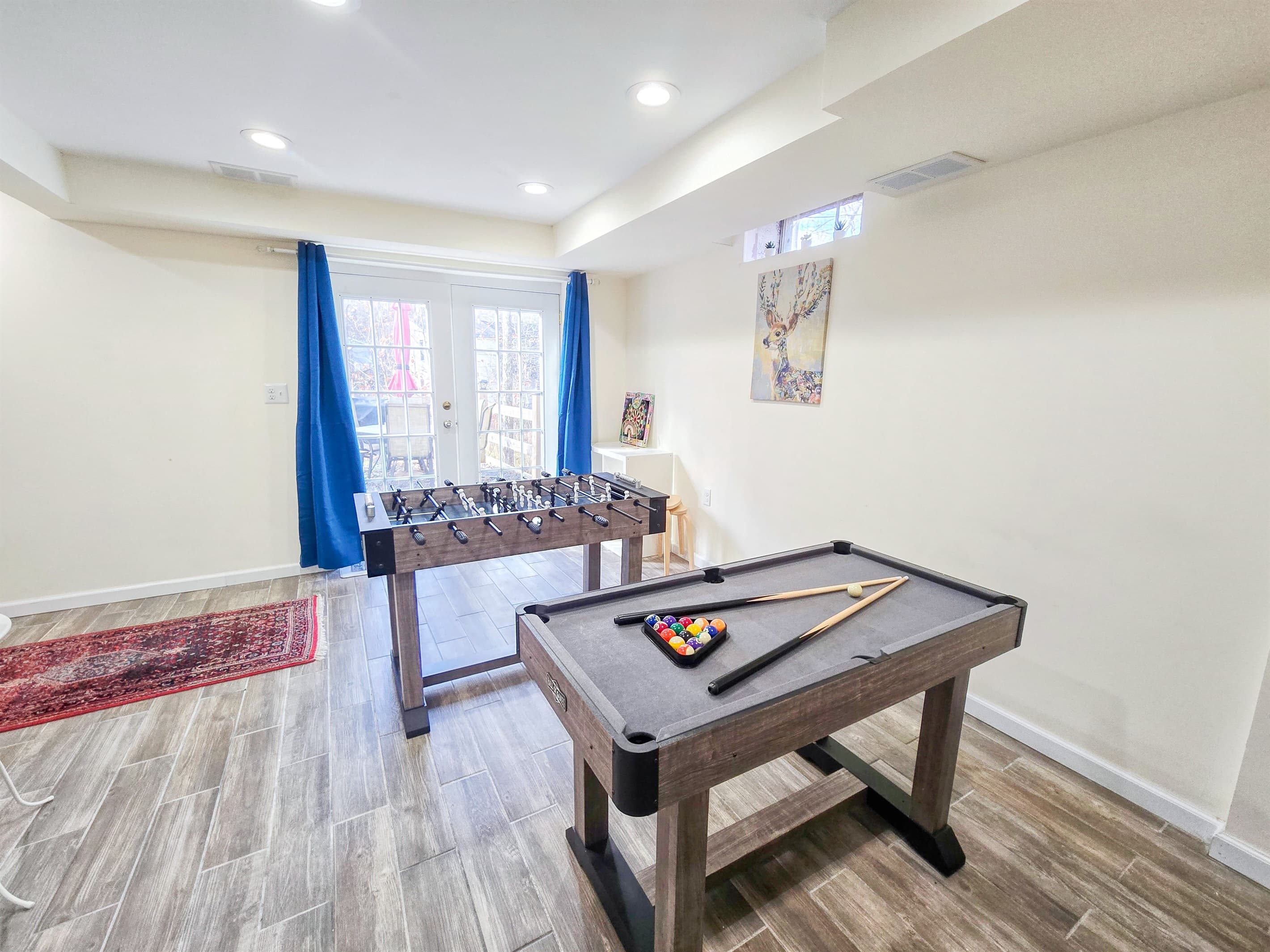 Lower level with Smart TV, PlayStation 5, foosball, mini pool table  - Serhii Chalet Pocono
