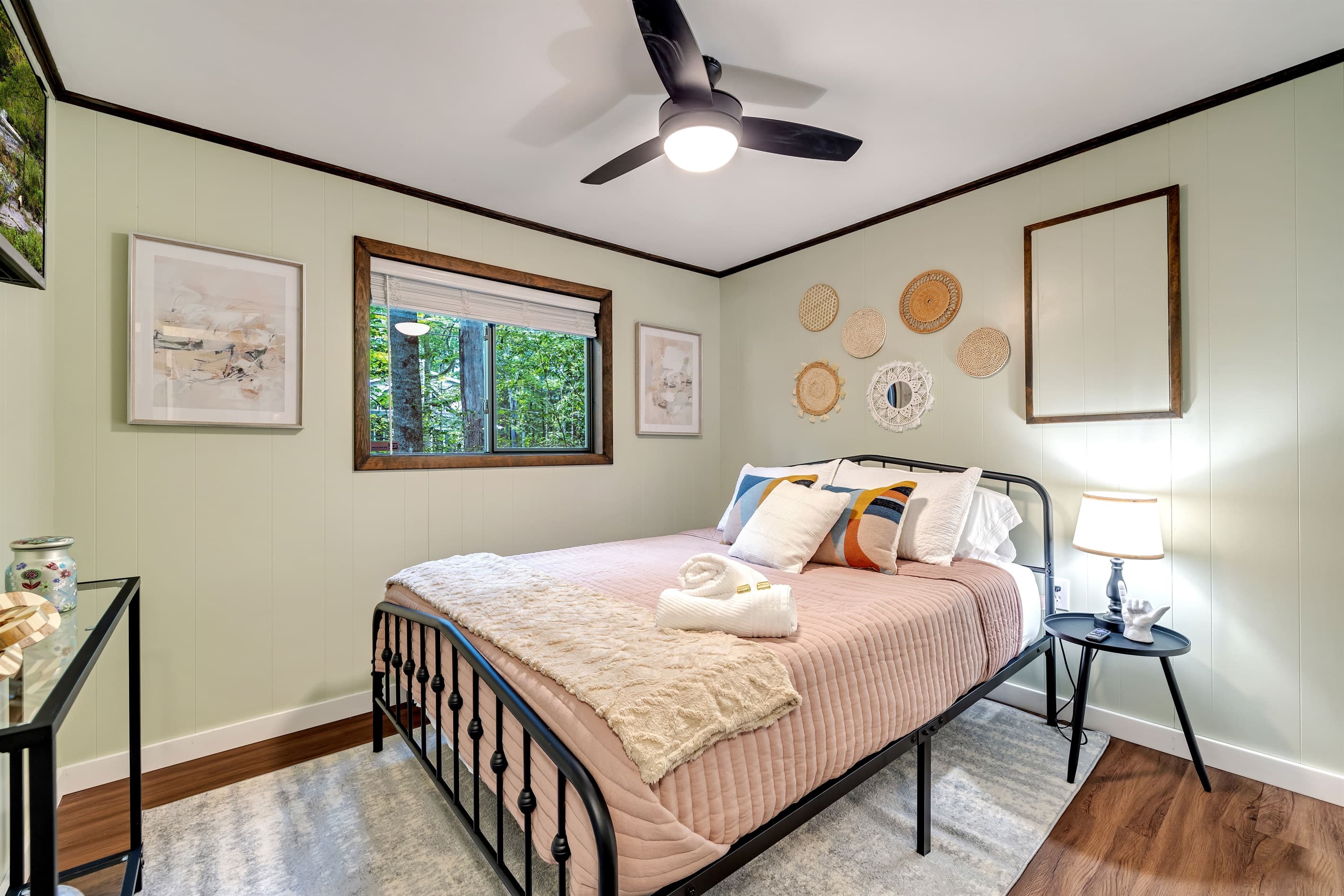 Bedroom 2 with queen size bed and smart TV