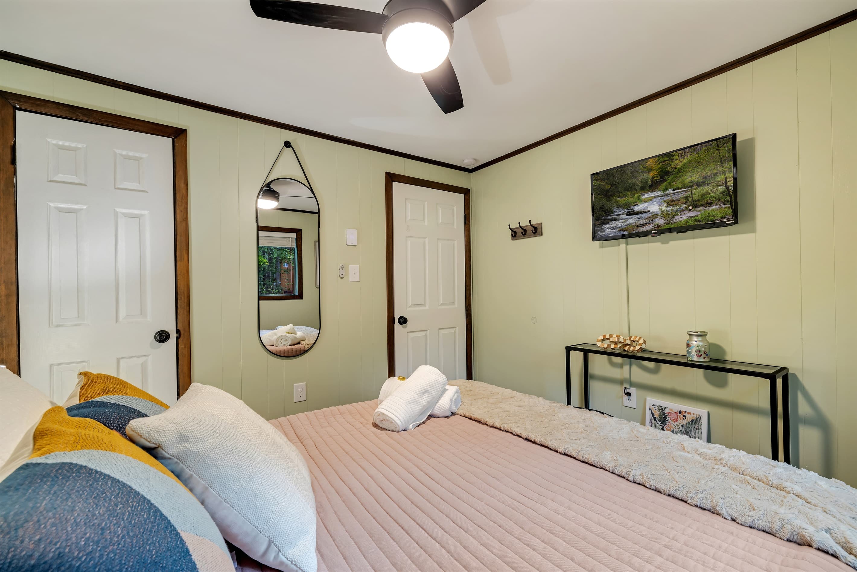 Bedroom 2 with queen size bed and smart TV