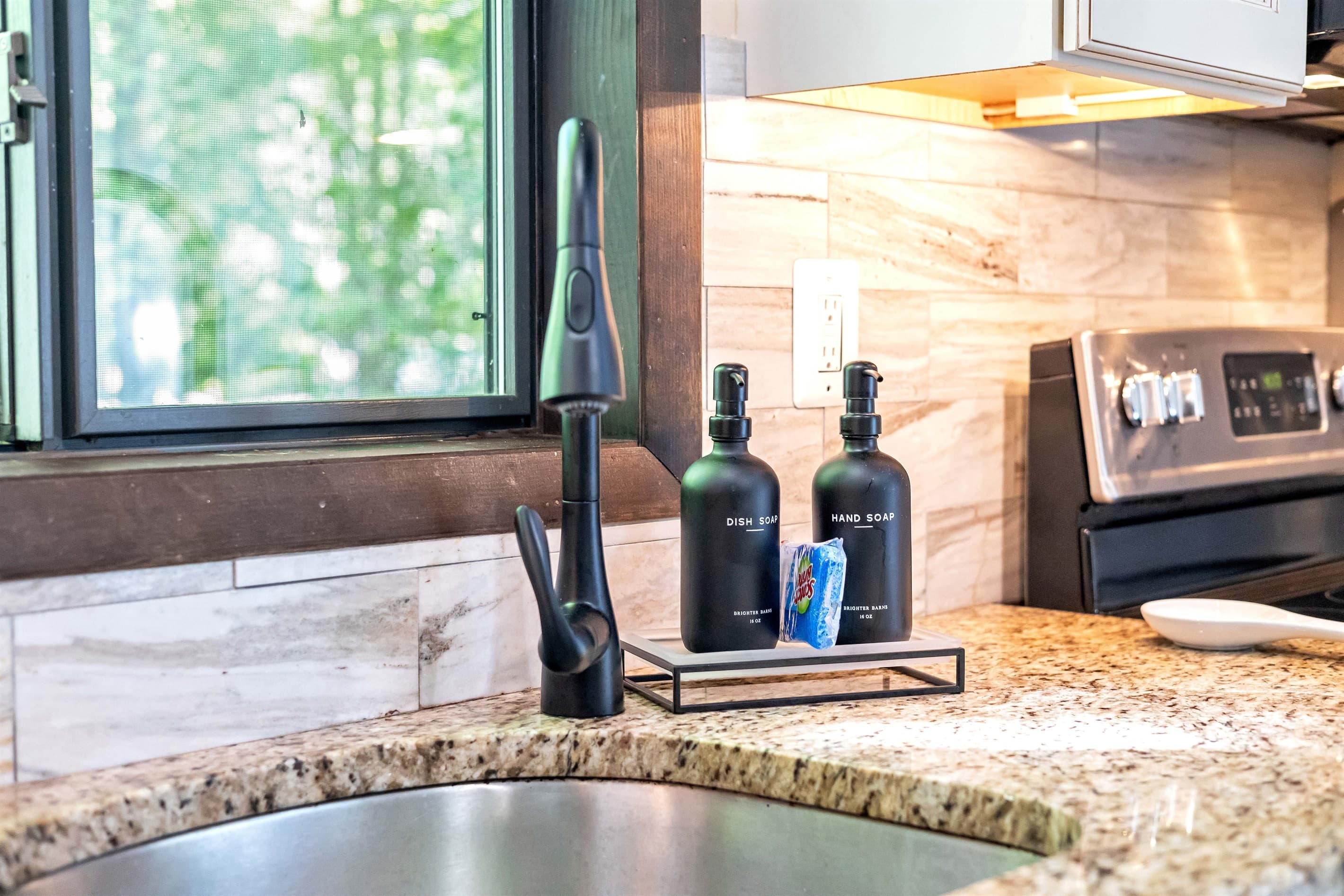 Modern kitchen with drop in sink - Serhii Vacation Rentals