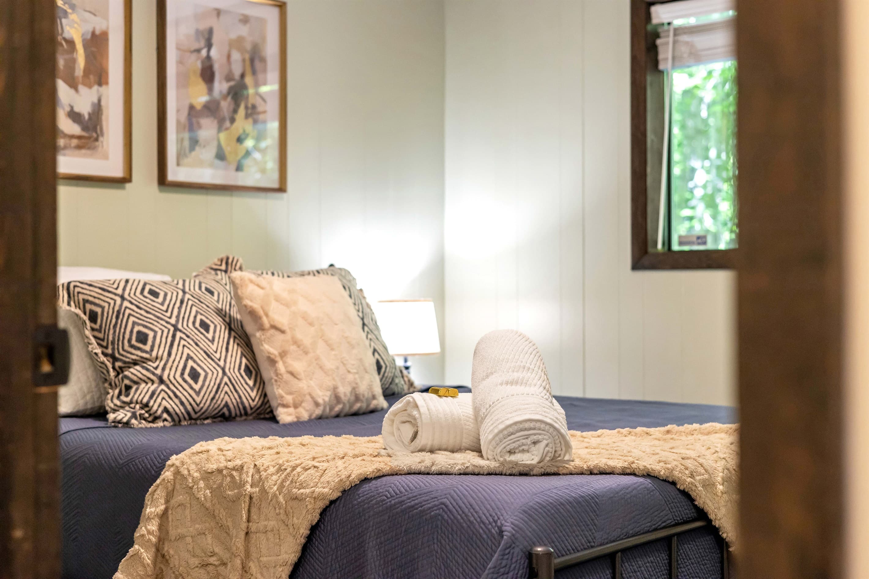 Bedroom with queen size bed