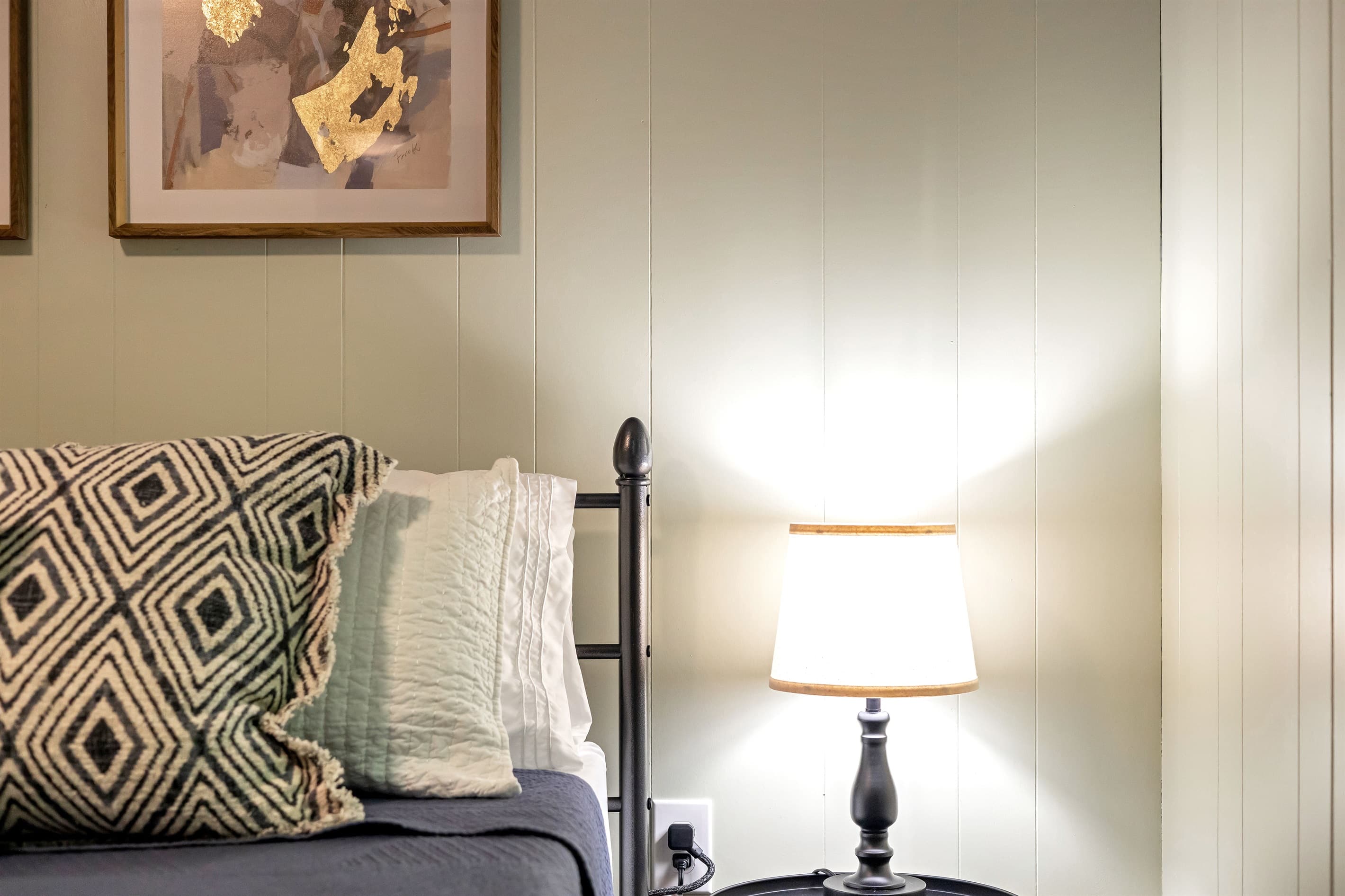 Bedroom with queen size bed