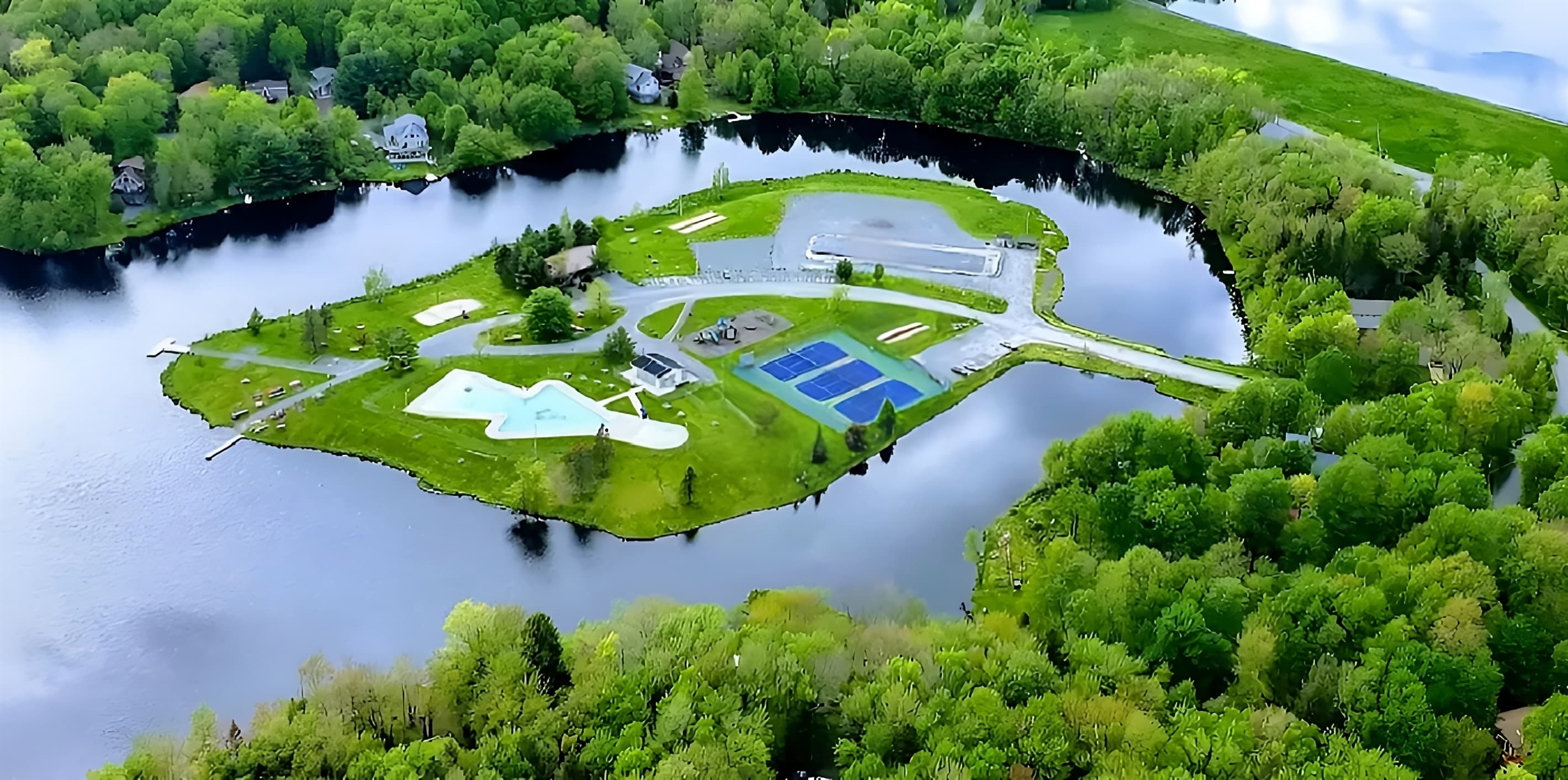 Island Pool and Complex - Community Amenity - Arrowhead Lake - Serhii Vacation Rentals