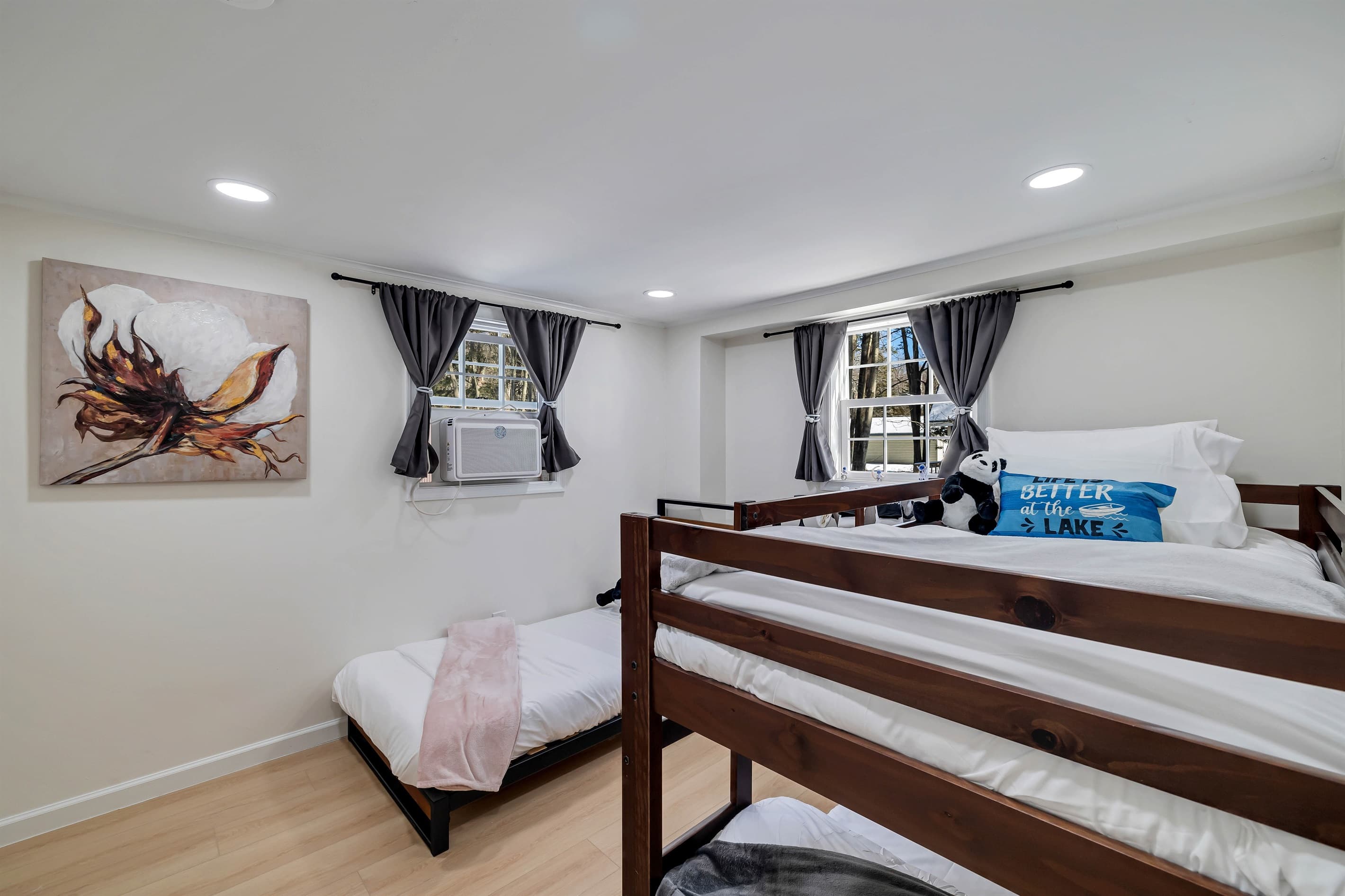 Bedroom with twin beds