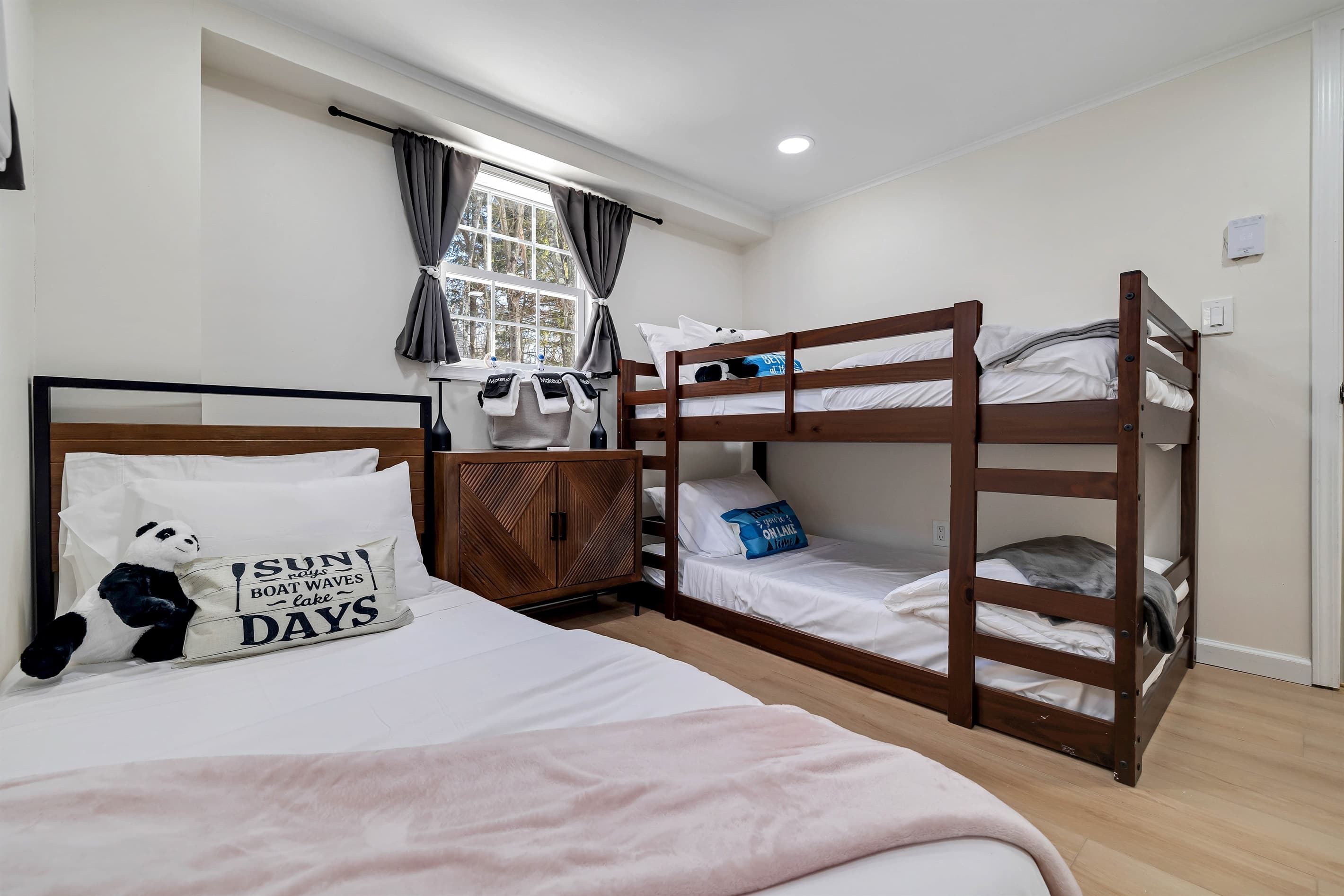 Bedroom with twin beds