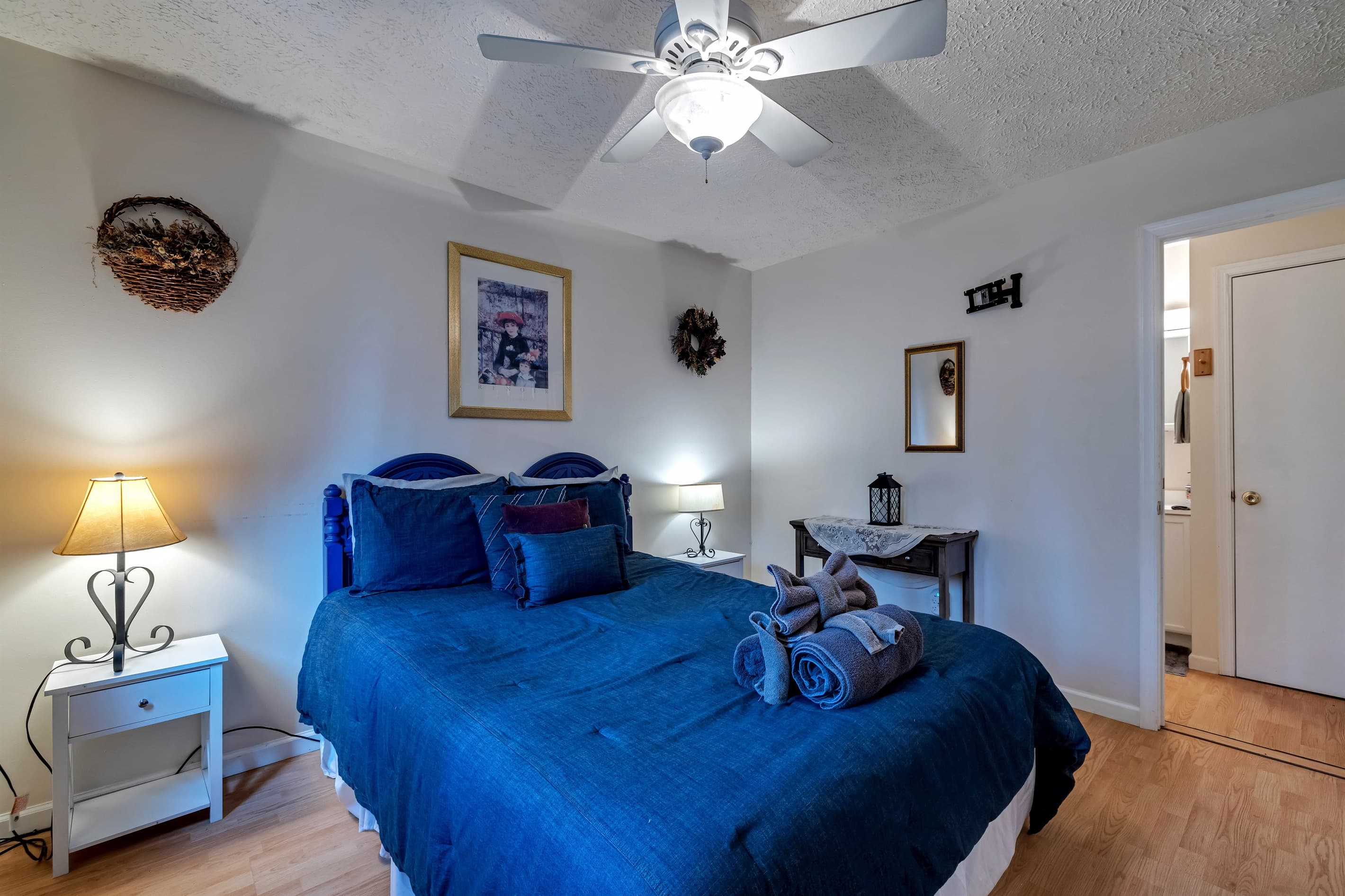 Bedroom with Queen bed
