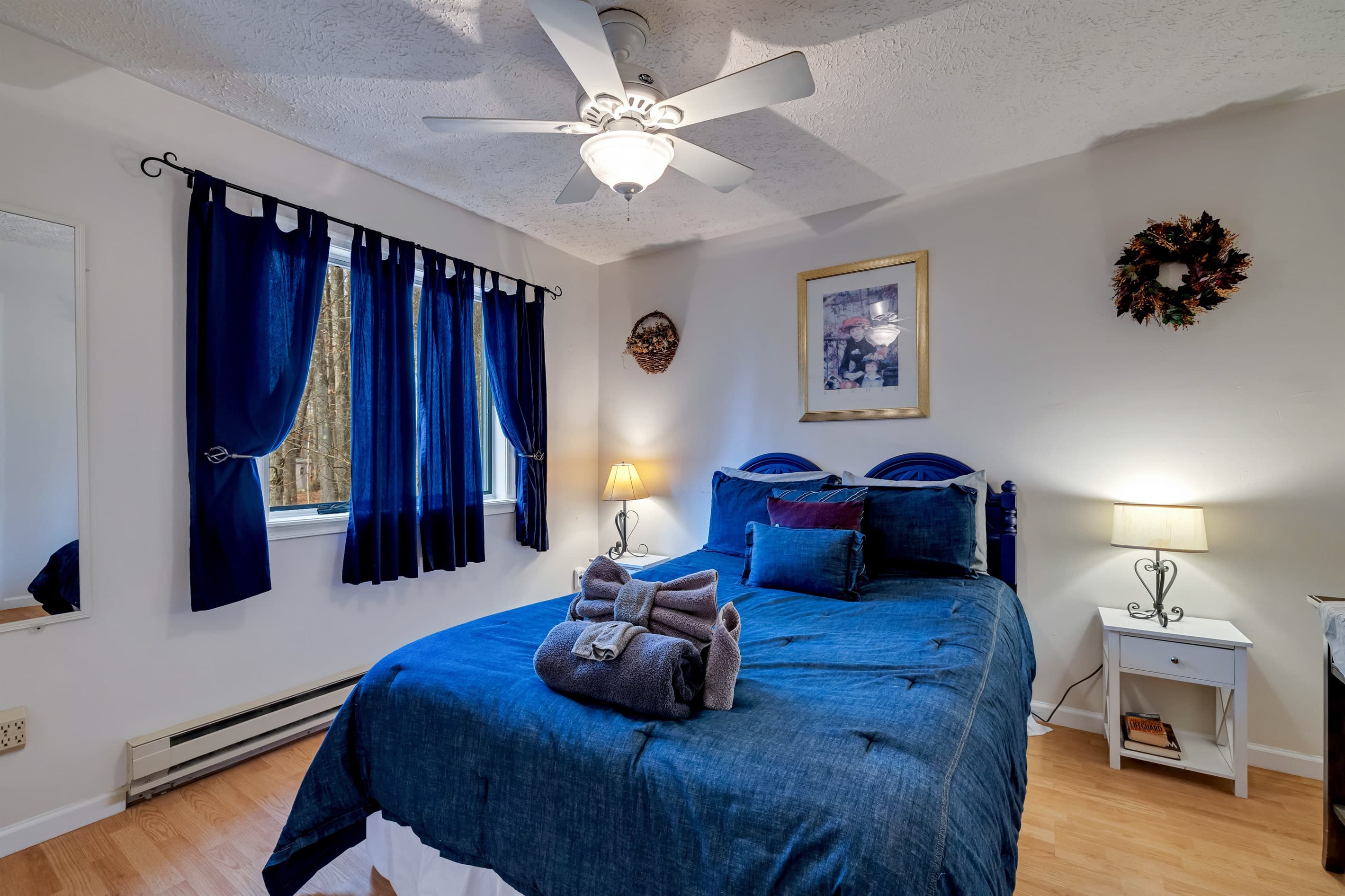 Bedroom with Queen bed