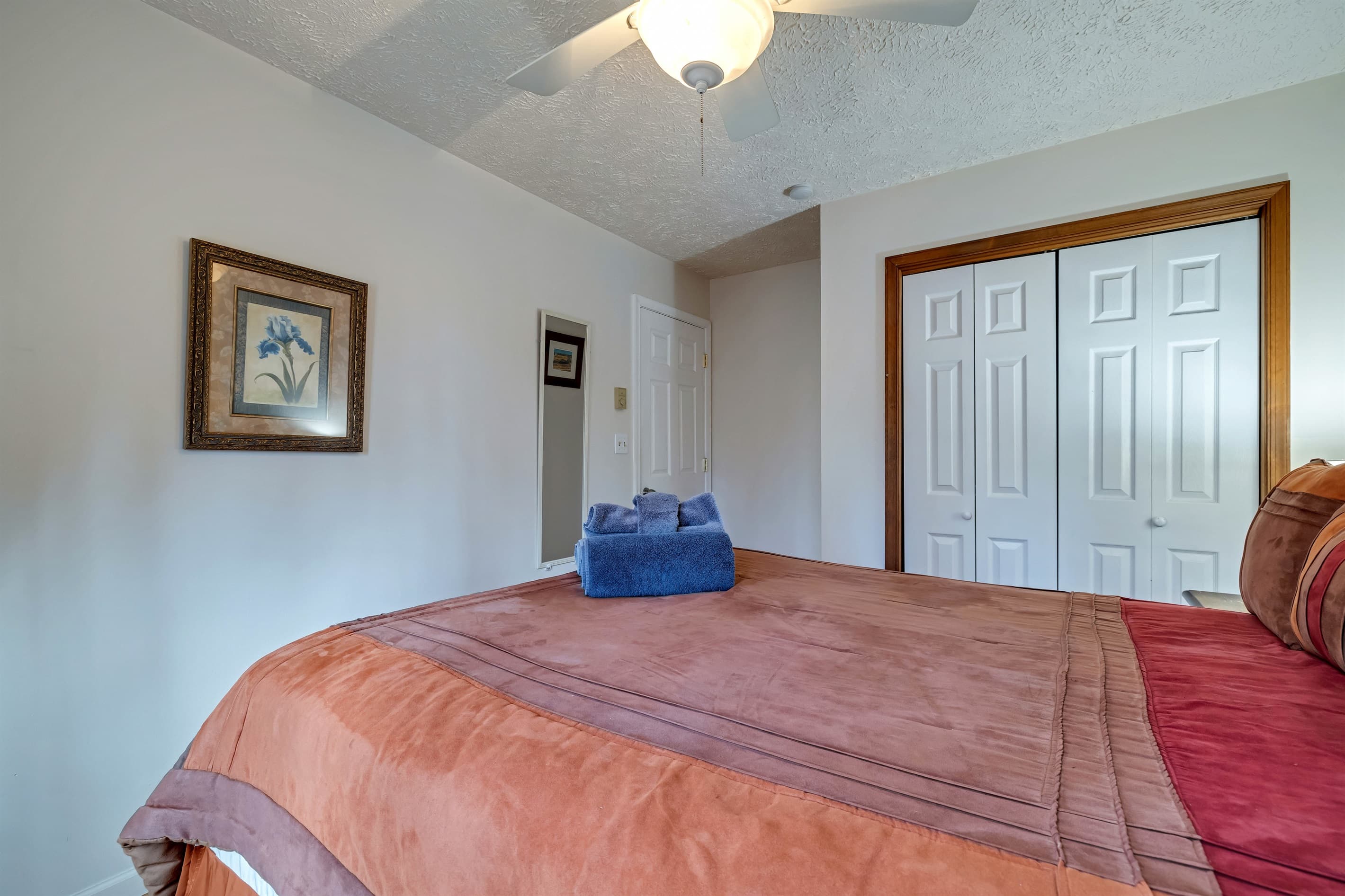 Bedroom with Queen bed