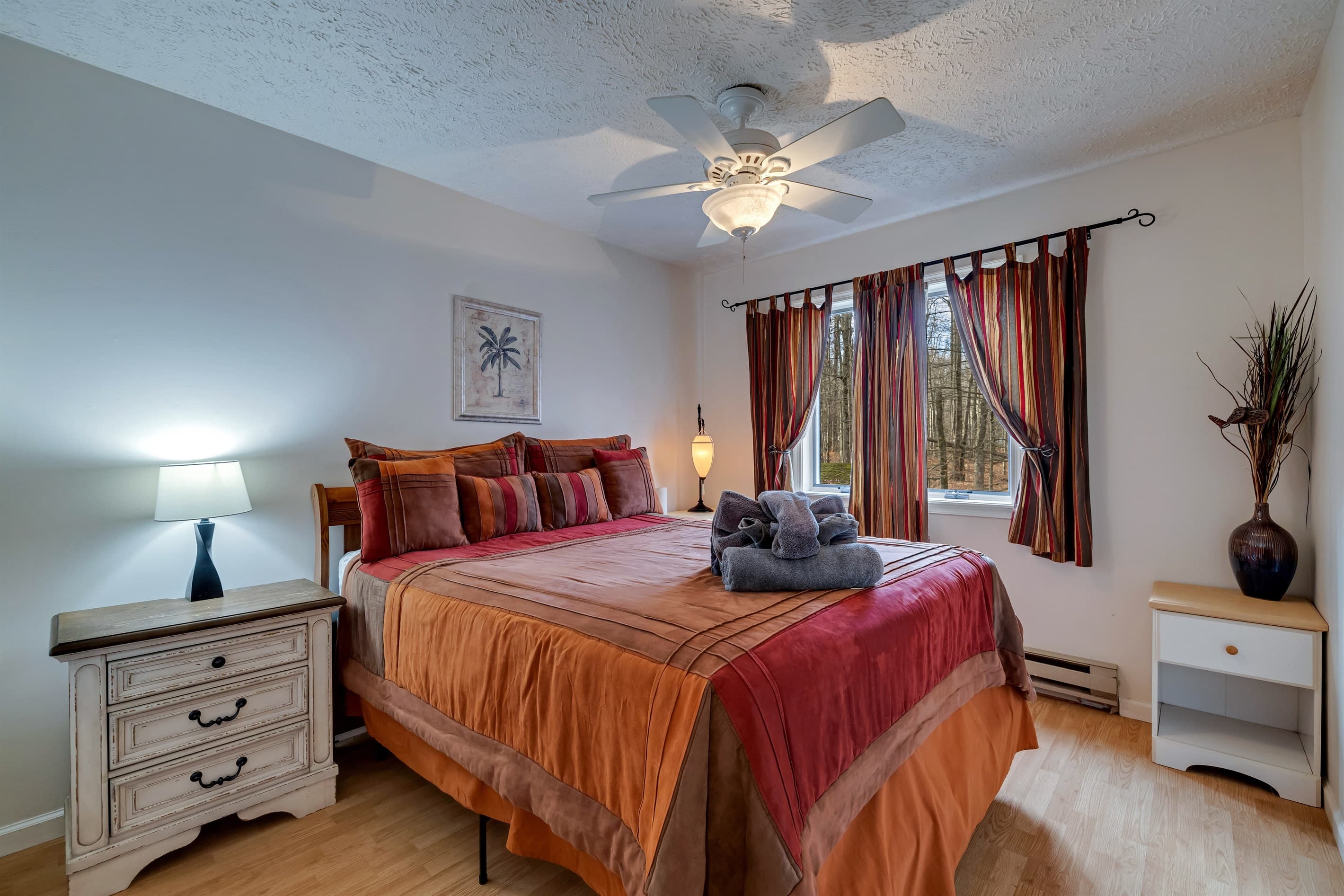 Bedroom with Queen bed