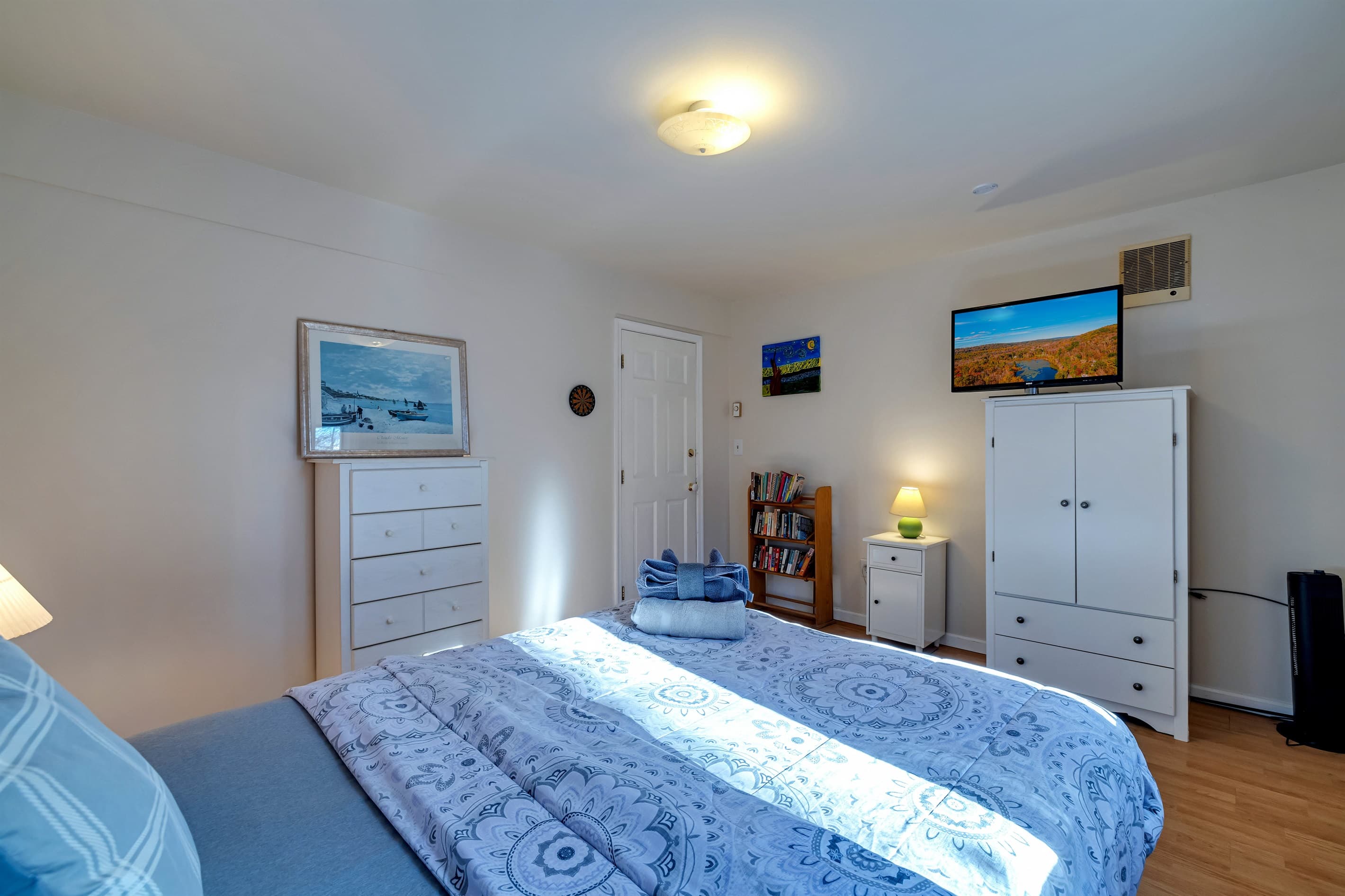 Bedroom with Queen bed