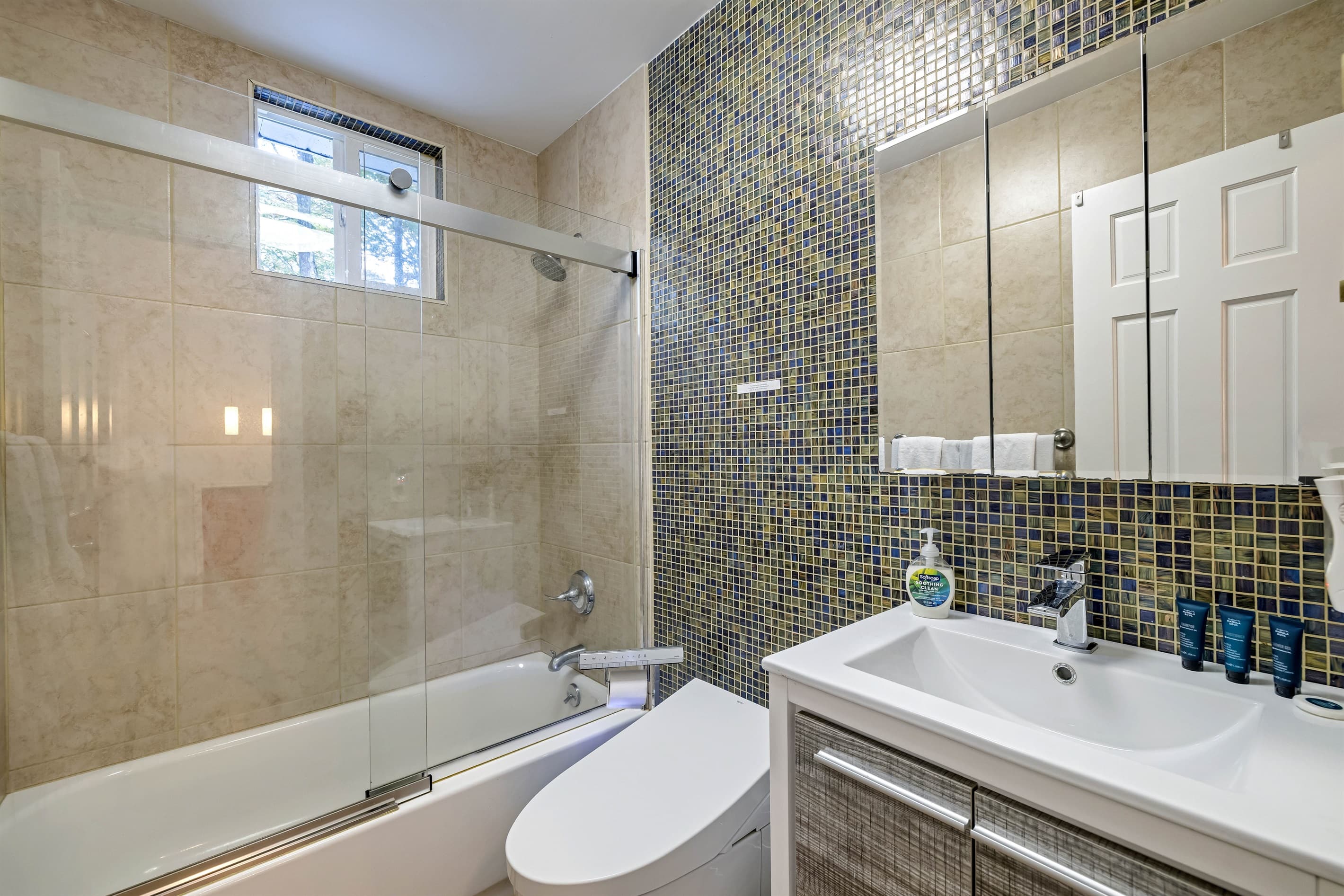 Experience luxury in the bathroom, equipped with an intelligent toilet and a relaxing bathtub.