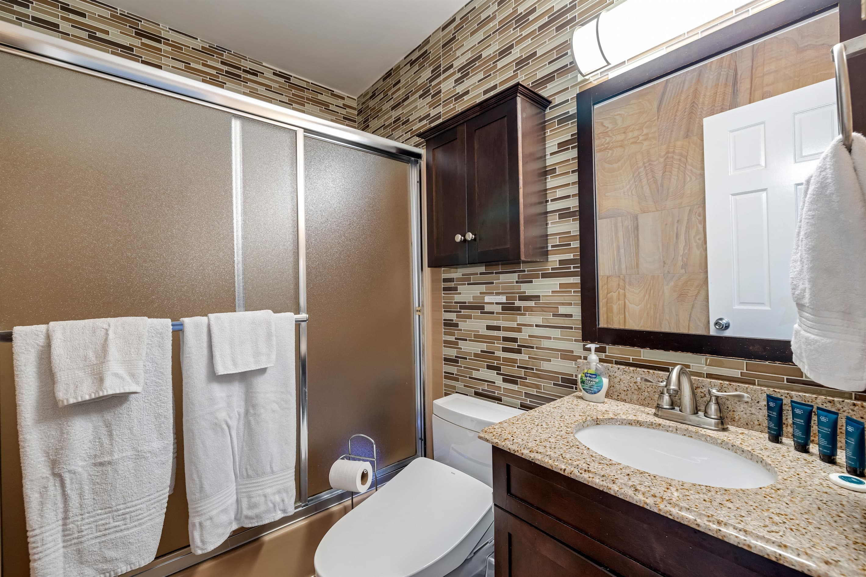 Experience luxury in the bathroom, equipped with an intelligent toilet and a relaxing bathtub.