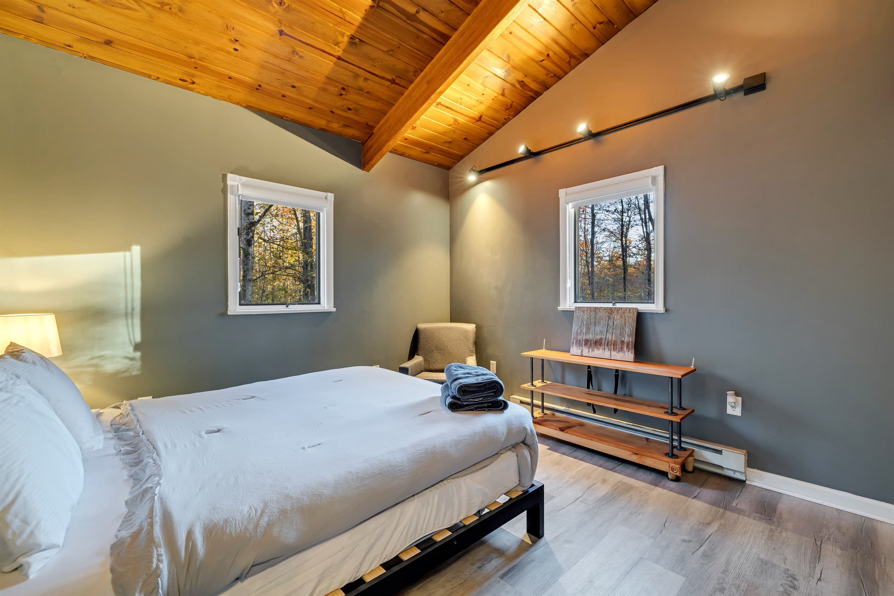 Cozy bedroom featuring a queen-size bed, perfect for a restful night's sleep and a peaceful retreat after a day of adventure