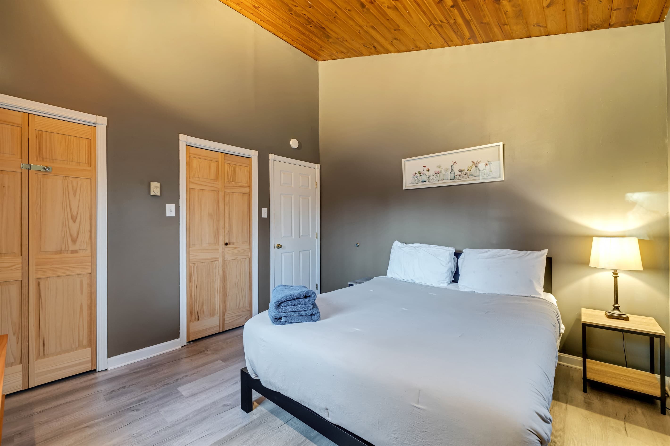 Cozy bedroom featuring a queen-size bed, perfect for a restful night's sleep and a peaceful retreat after a day of adventure