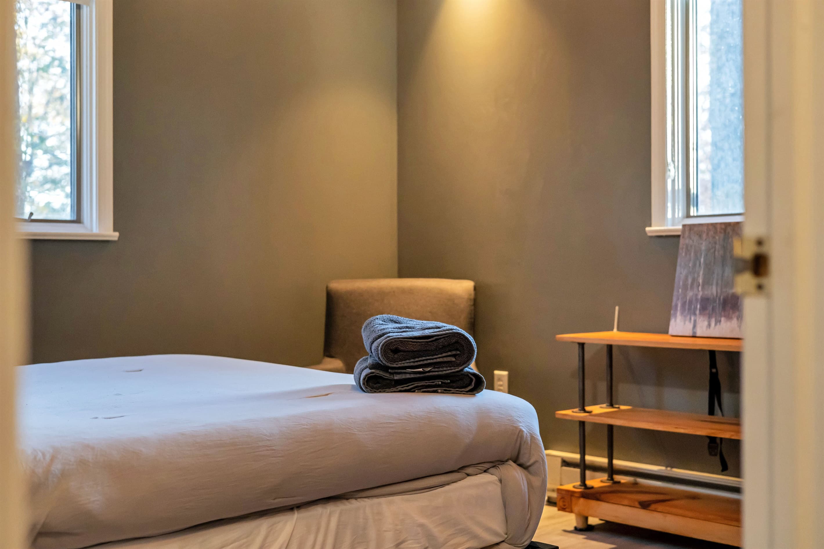 Highlighting the charming details of the bedroom