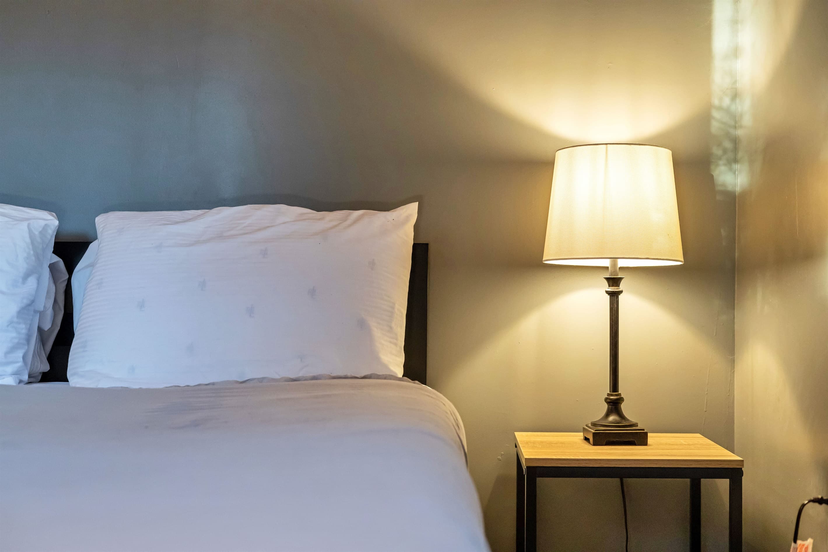 Highlighting the charming details of the bedroom