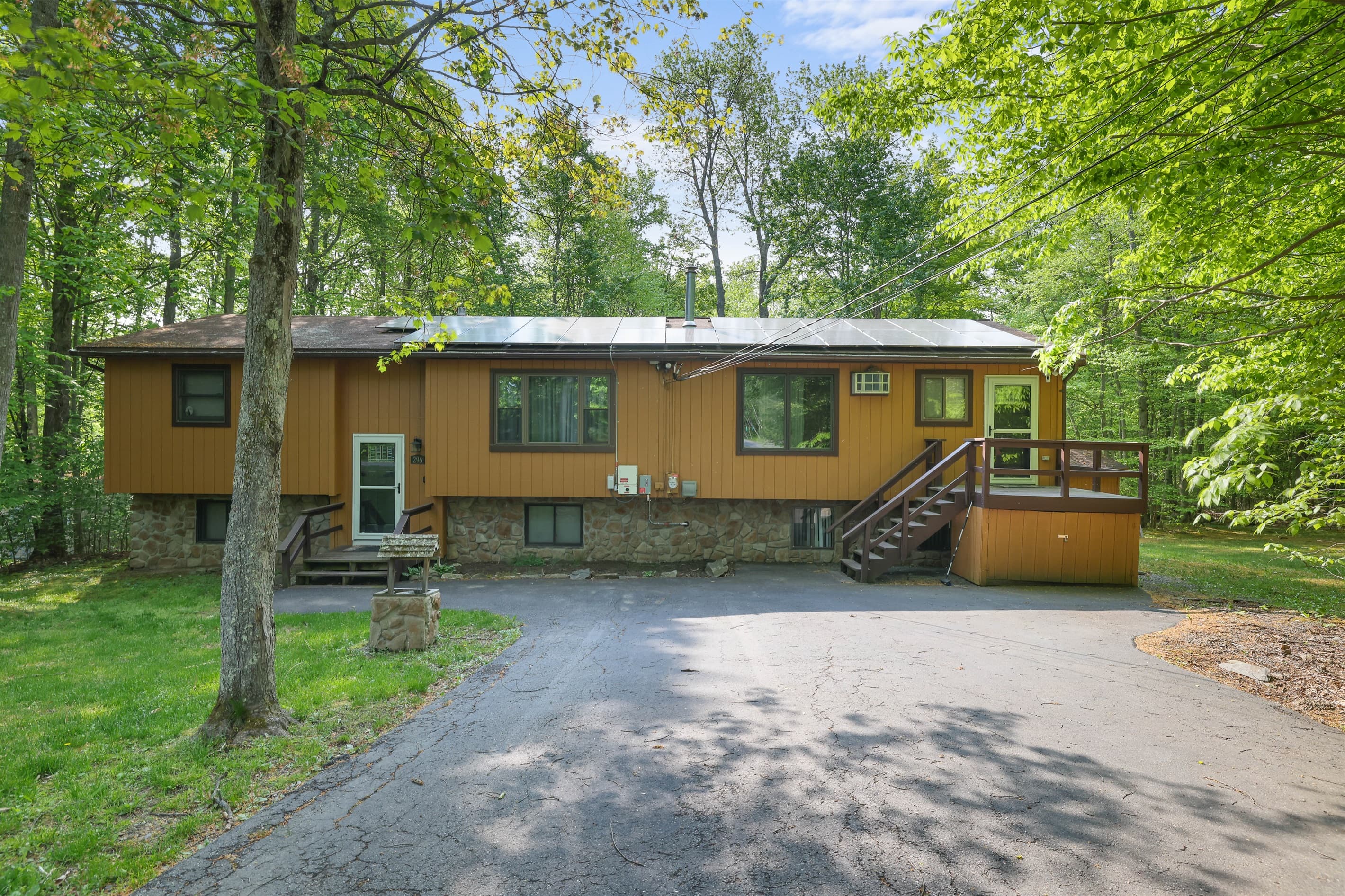 Arrowhead lake rental - View of house from the road