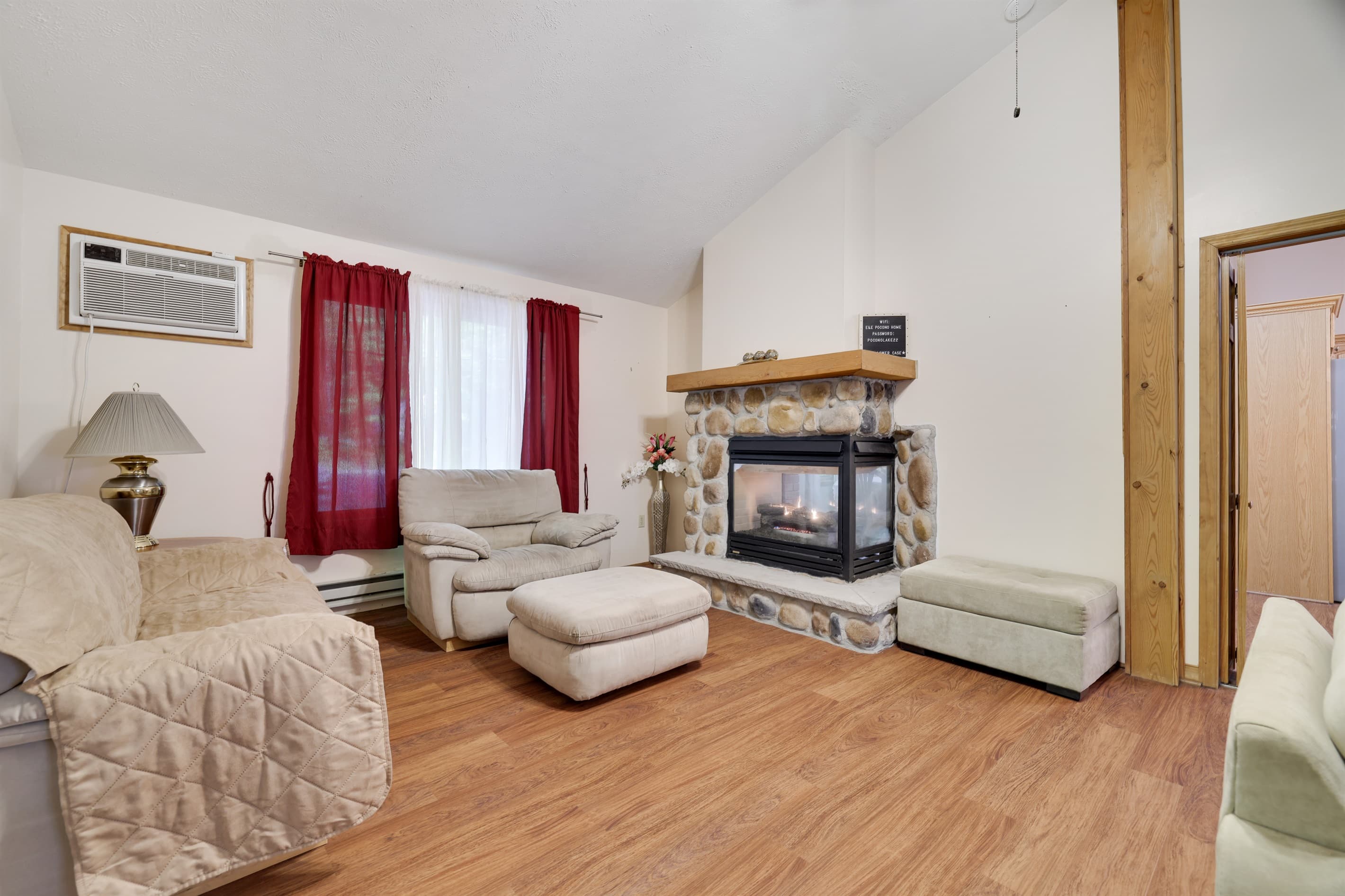 Living room with fireplace - Pocono Lake rental