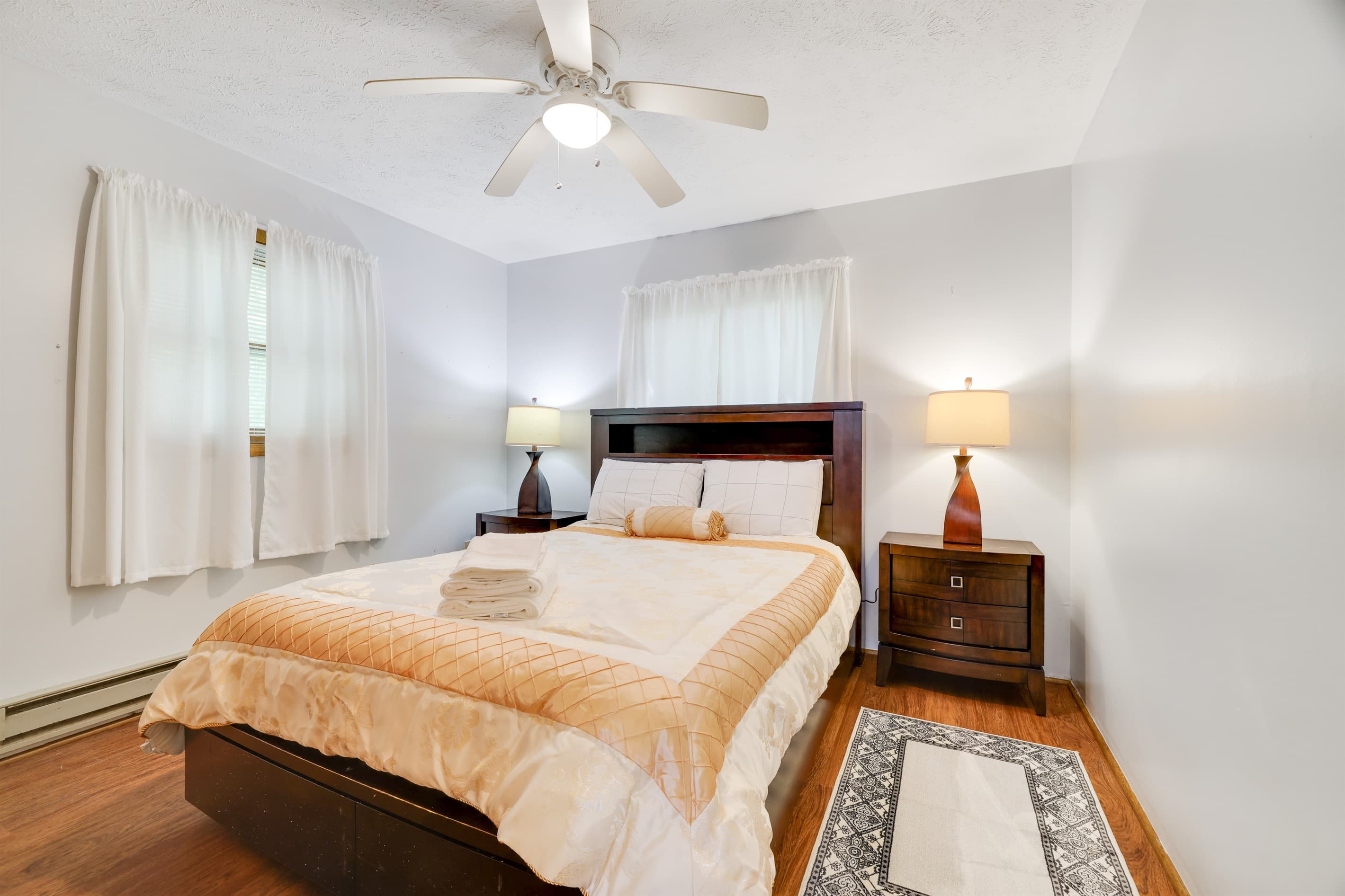 Bedroom with queen size bed