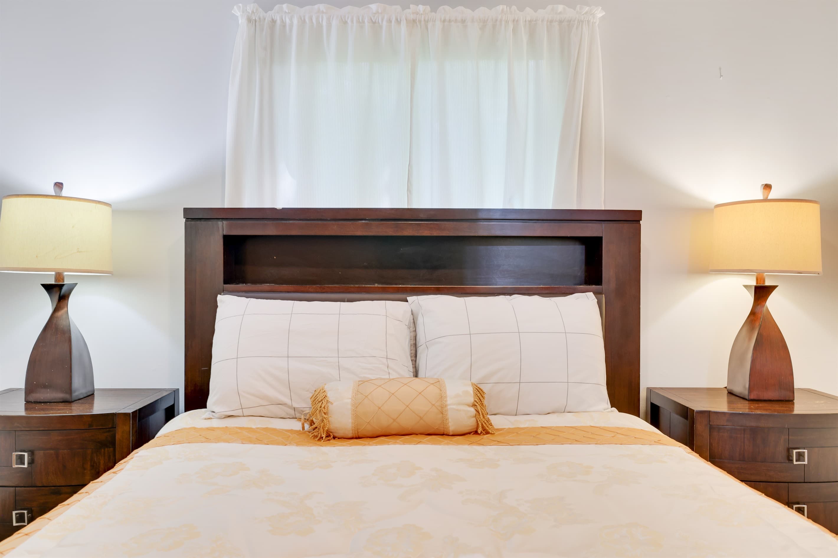 Bedroom with queen size bed