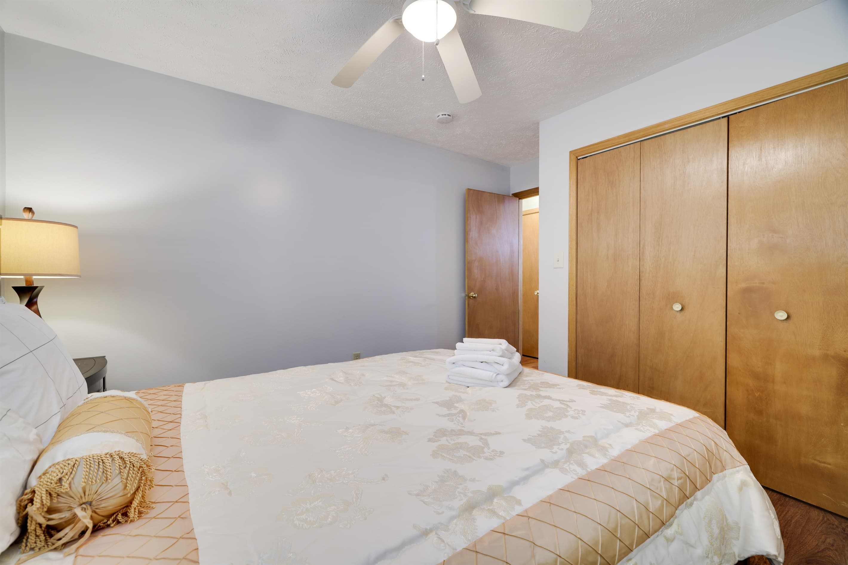 Bedroom with queen size bed
