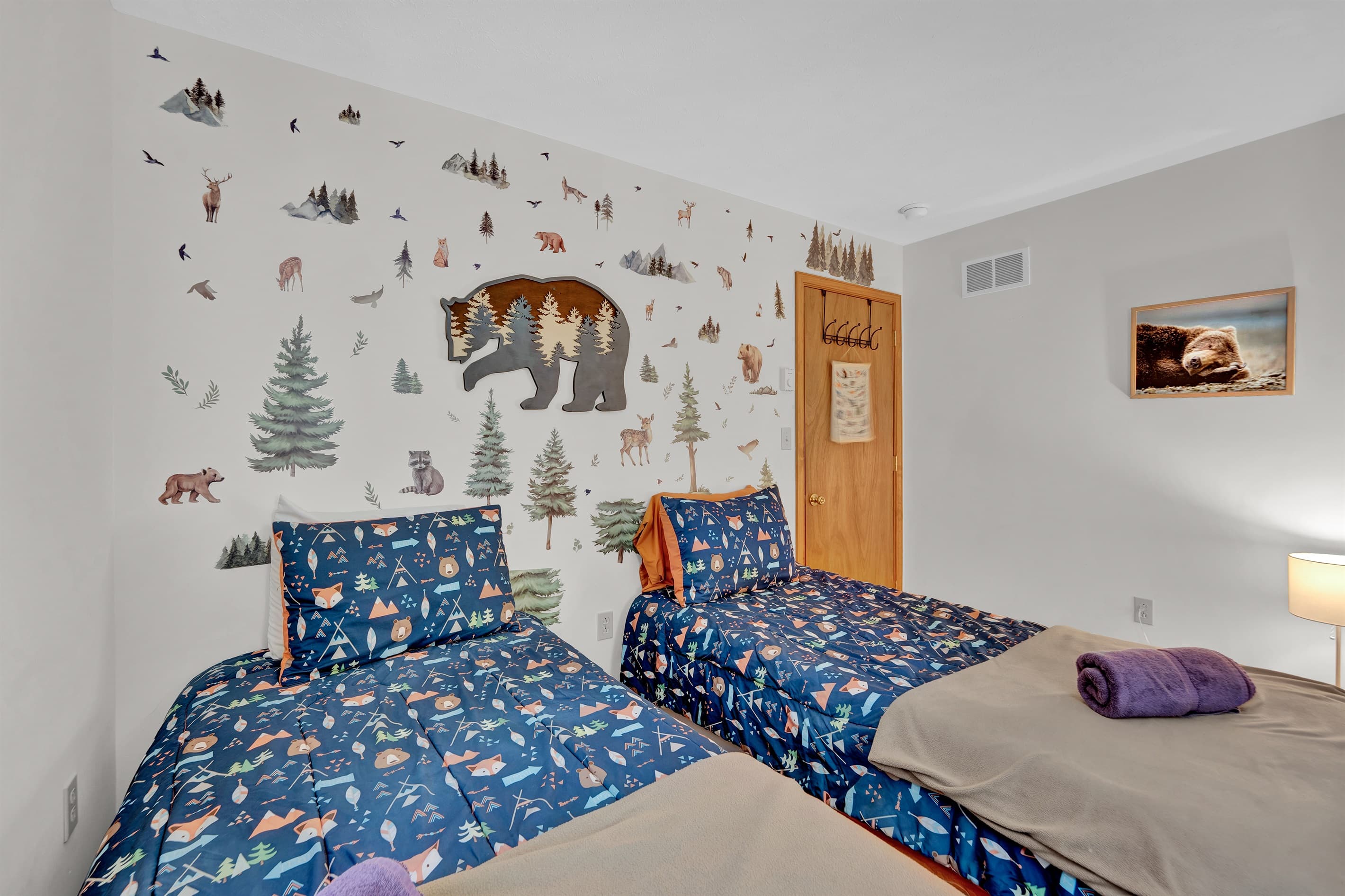 Bedroom with twin beds