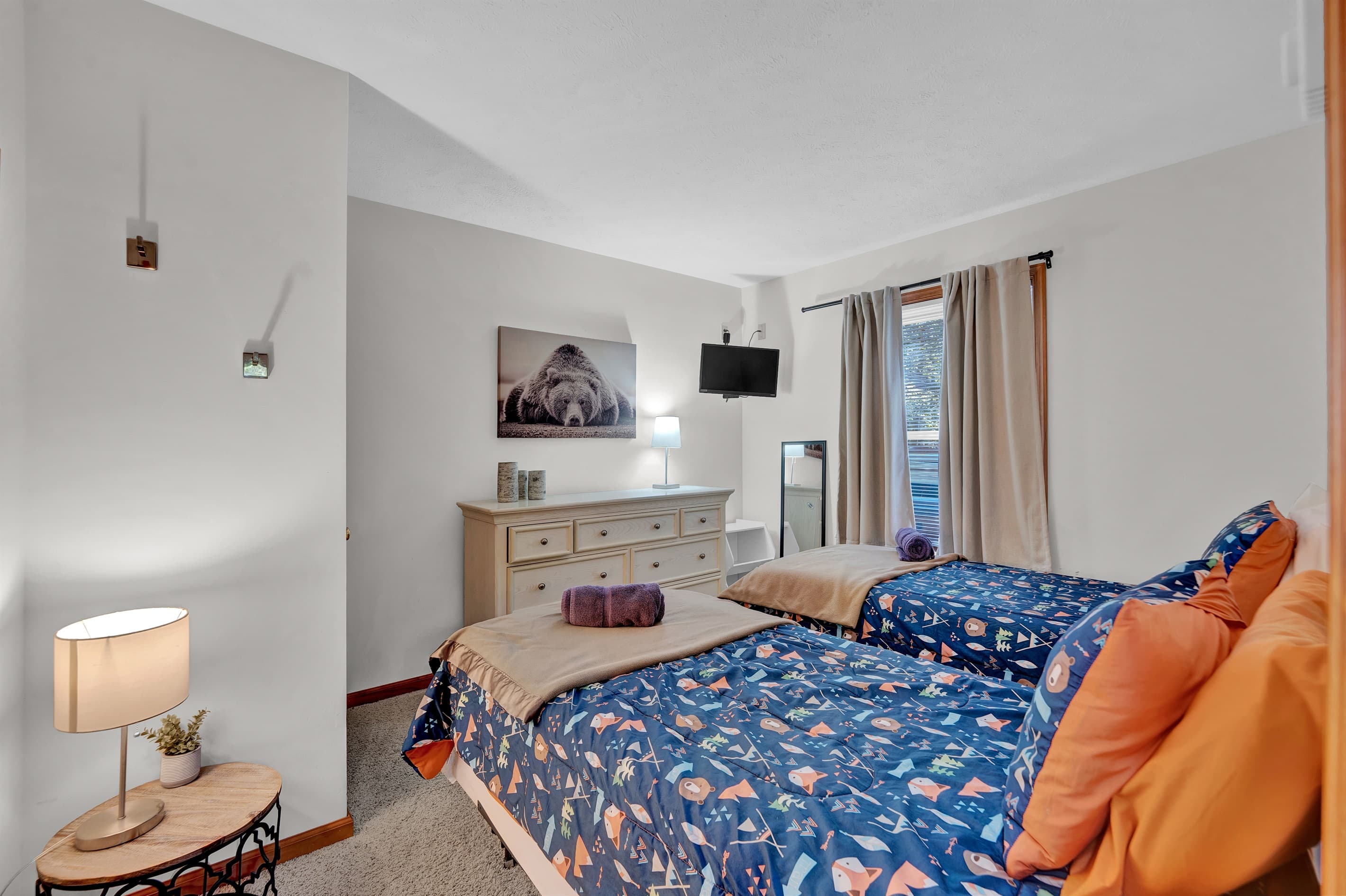 Bedroom with twin beds
