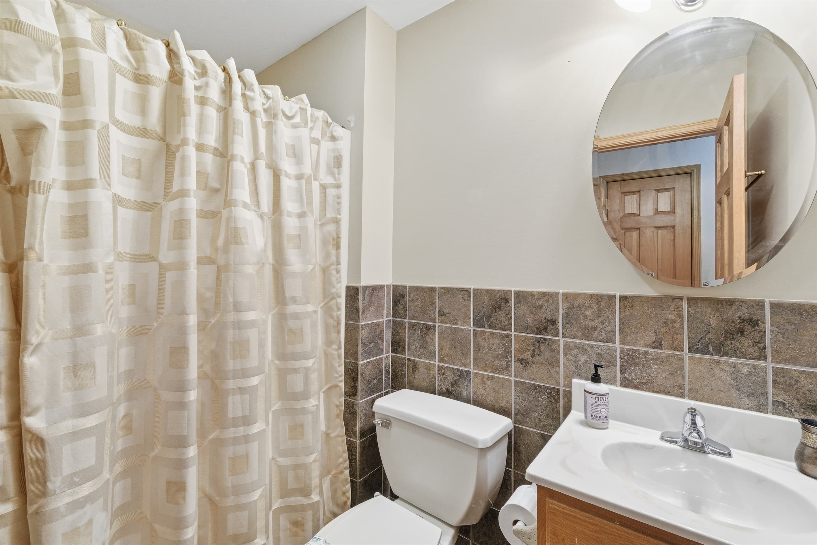 Bathroom 4 - Full