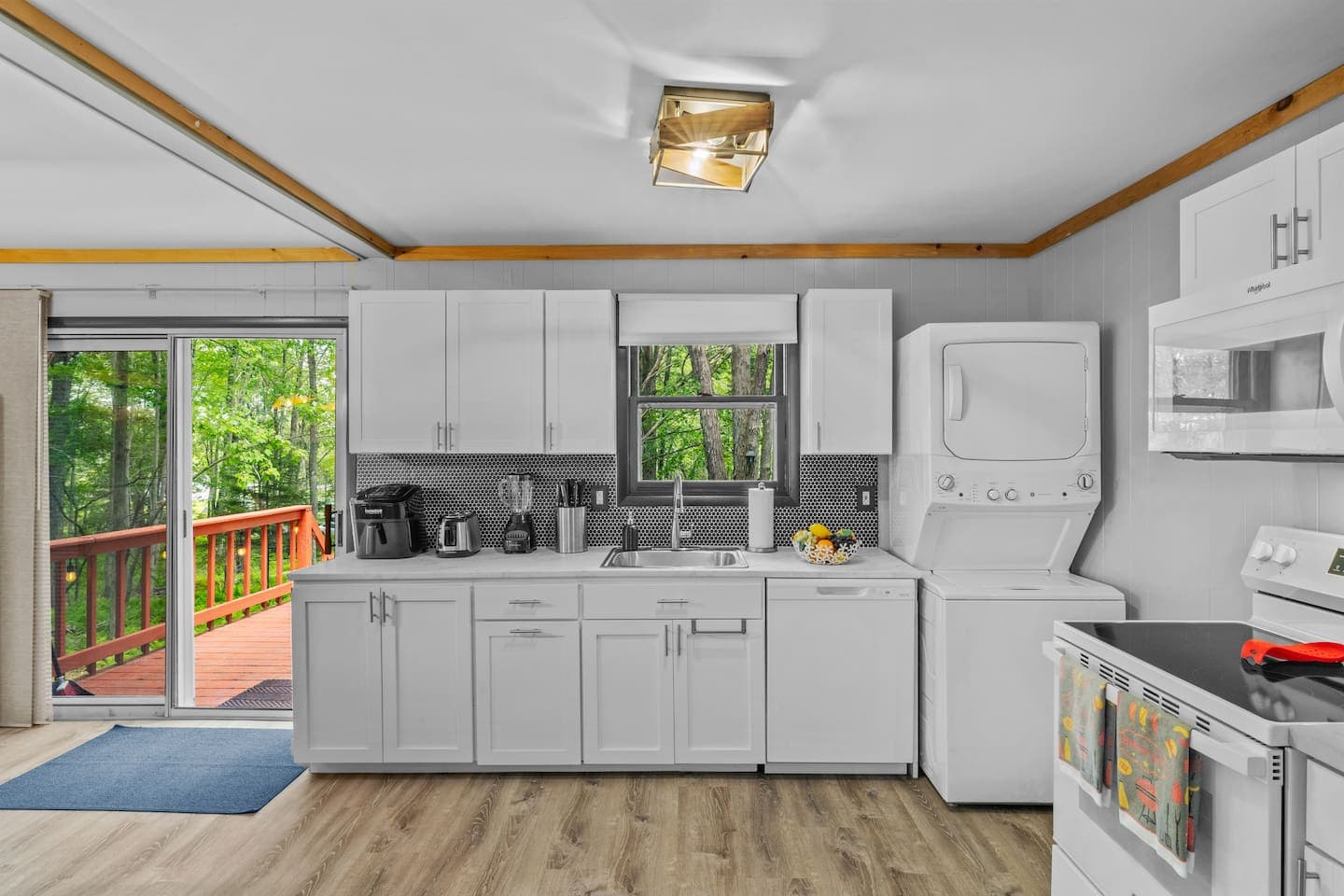 Make yourself at home in this fully stocked kitchen