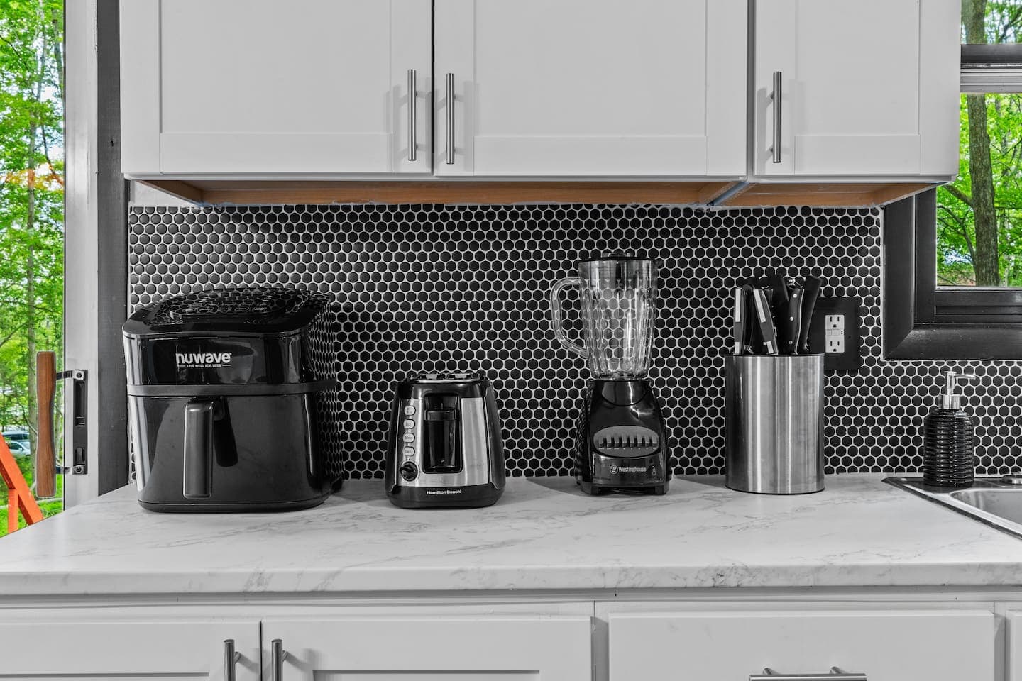 Make yourself at home in this fully stocked kitchen