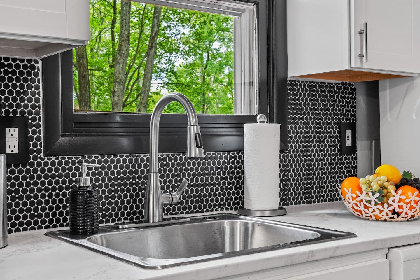 Make yourself at home in this fully stocked kitchen