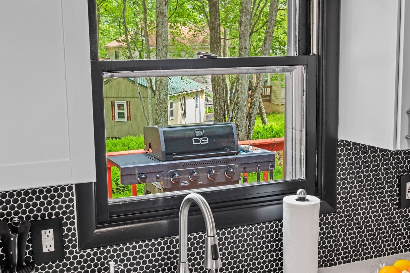 Make yourself at home in this fully stocked kitchen