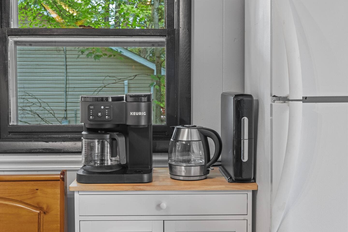 Dual Keurig coffeemaker, teapot