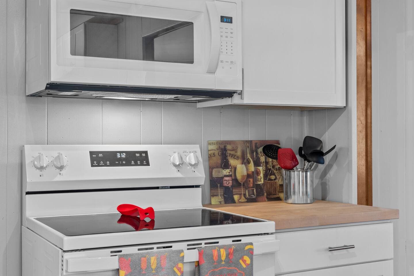 Make yourself at home in this fully stocked kitchen