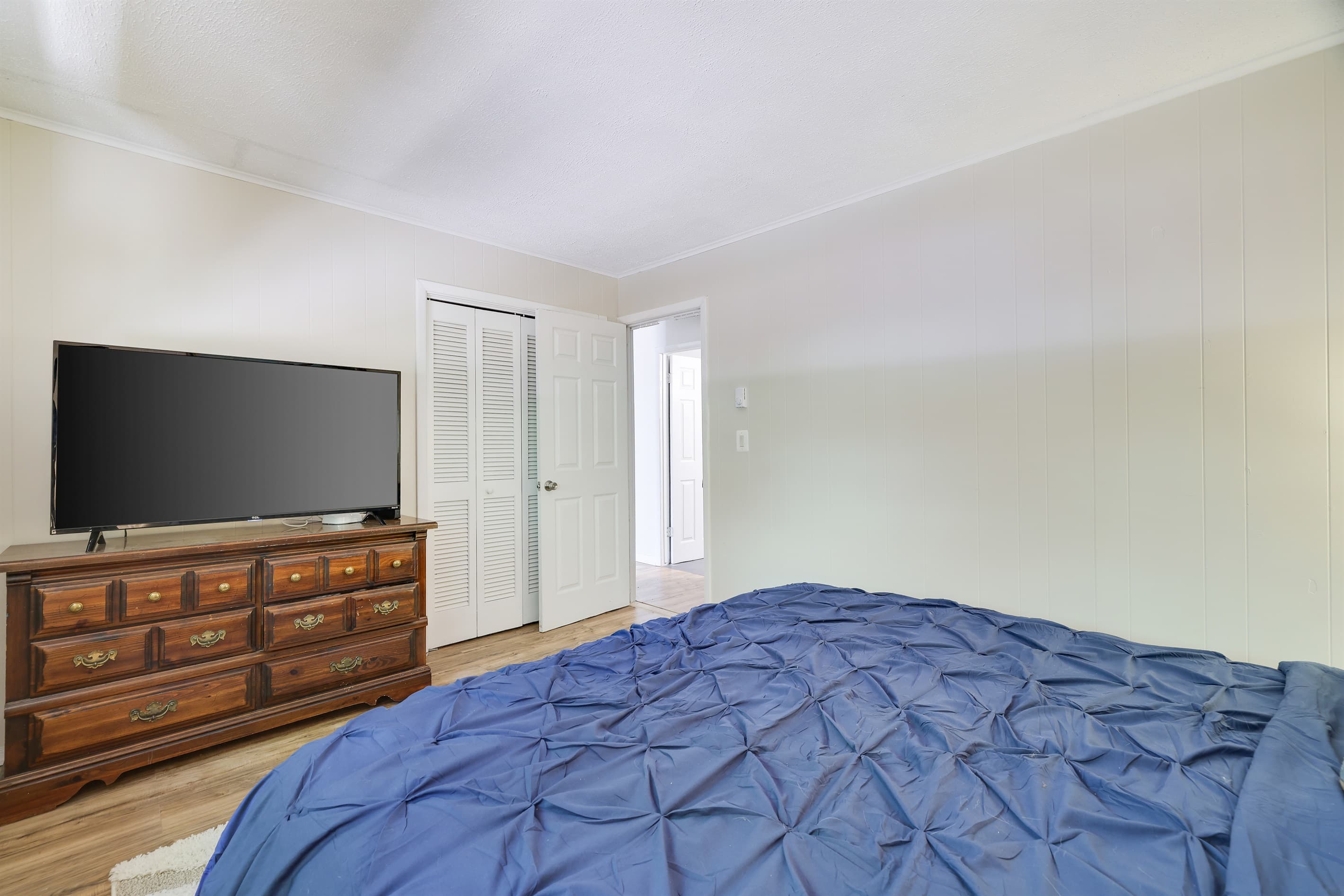 Bedroom 1, King size bed with Smart TV
